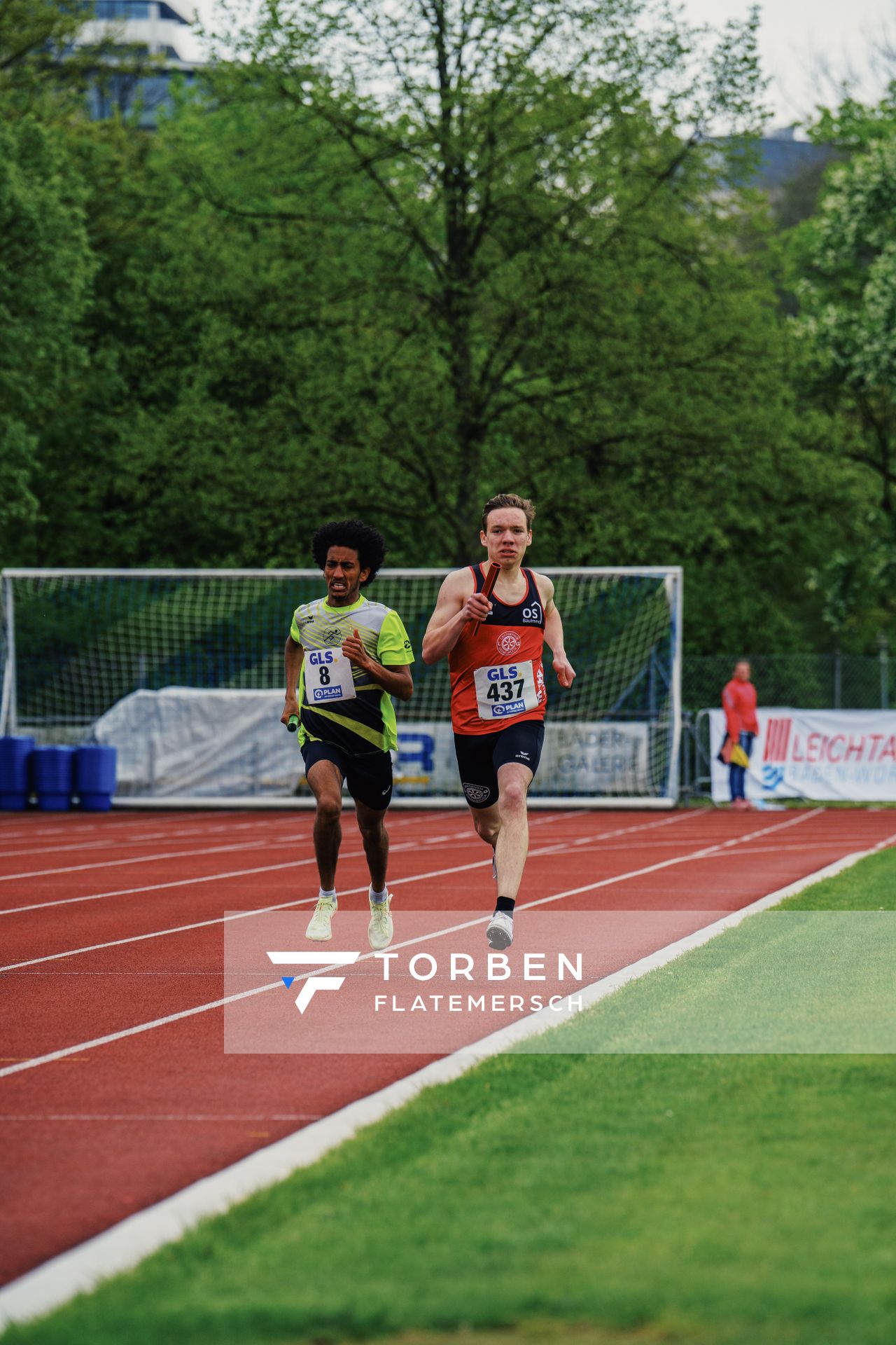 Filmon Teklebrhan-Berhe (LAC Freiburg), Henning Jeschke (LG Osnabrueck) am 29.04.2023 bei den deutschen Meisterschaften Langstaffel in Bietigheim-Bissingen