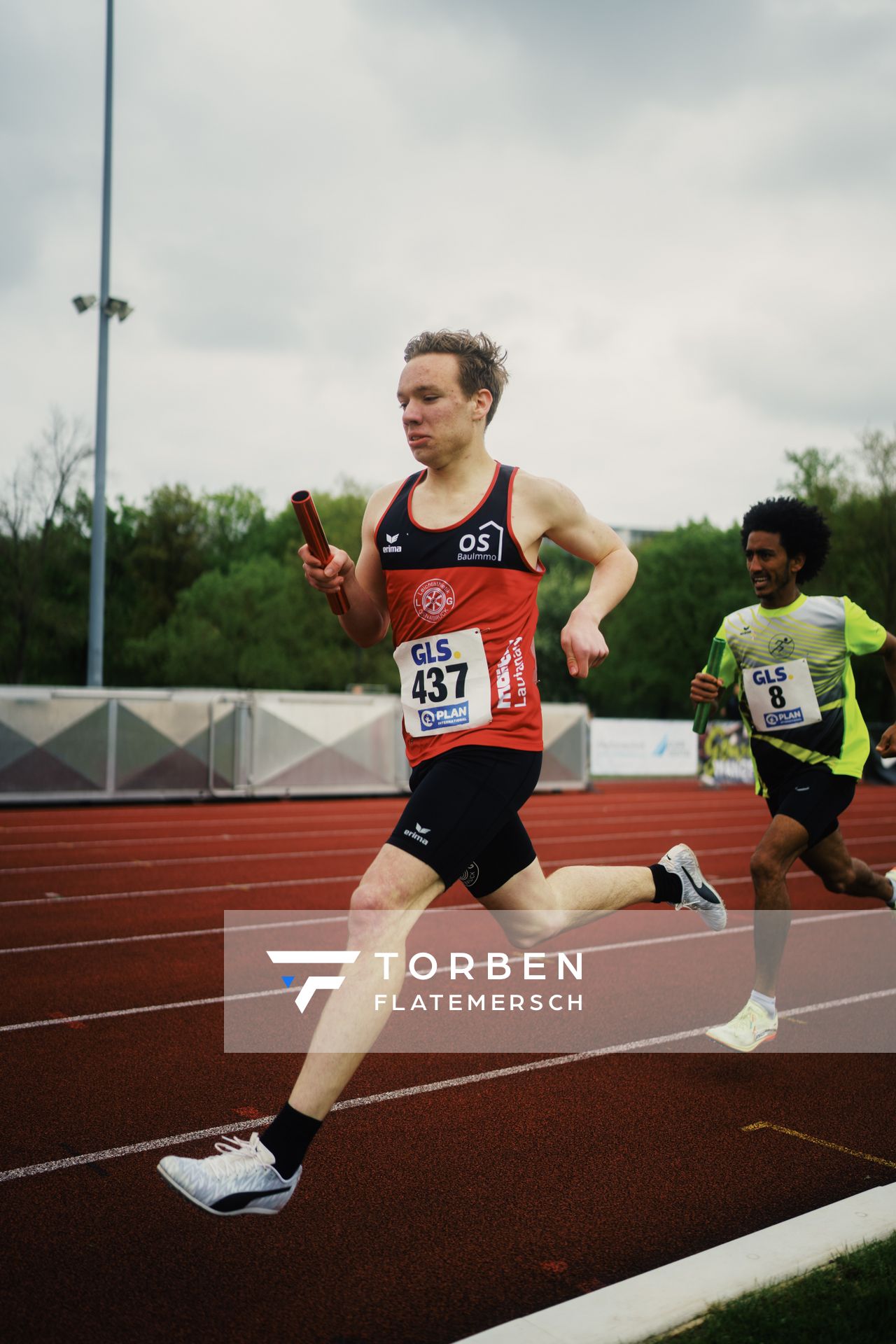 Filmon Teklebrhan-Berhe (LAC Freiburg), Henning Jeschke (LG Osnabrueck) am 29.04.2023 bei den deutschen Meisterschaften Langstaffel in Bietigheim-Bissingen