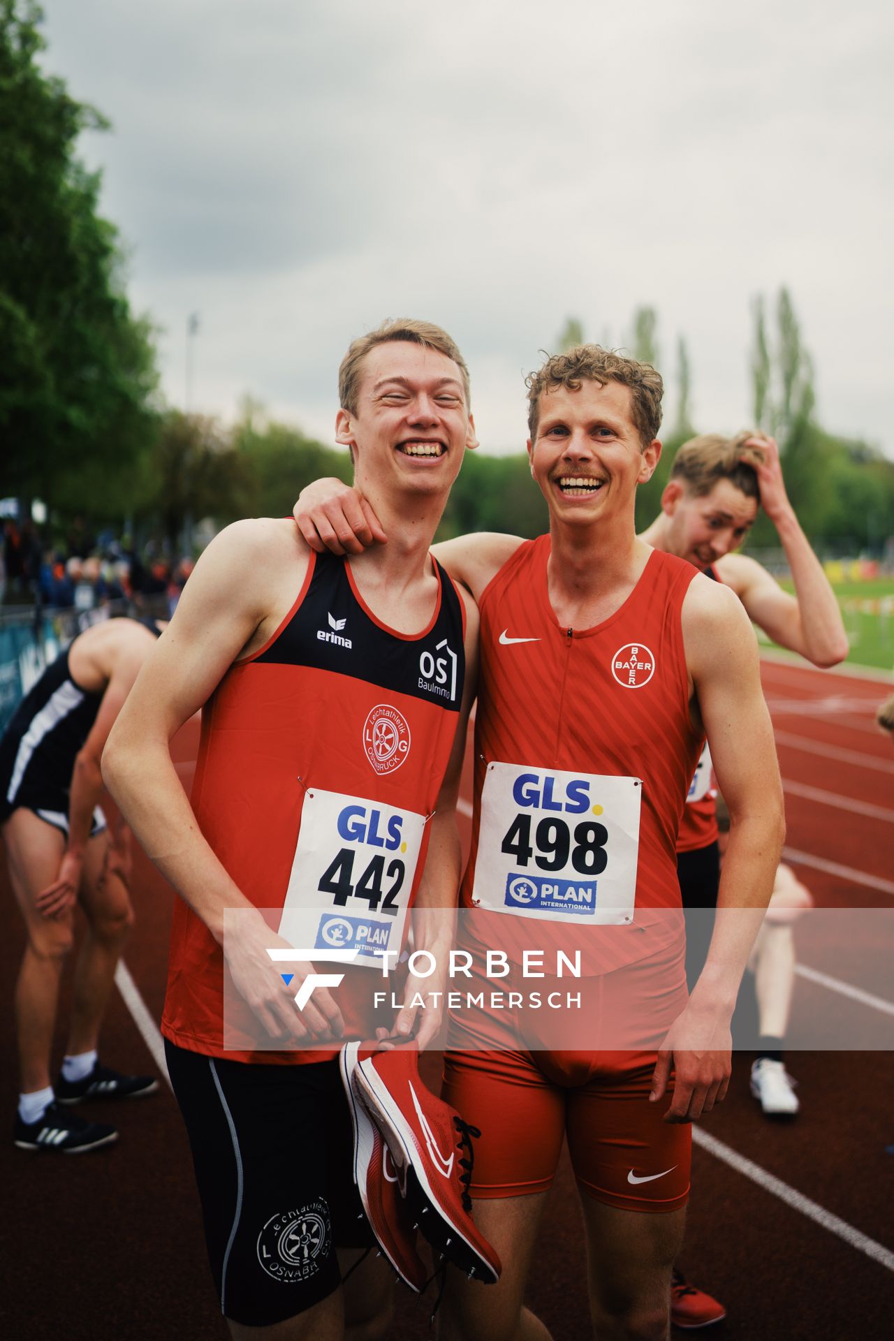 Erik Siemer (LG Osnabrueck), Steffen Riestenpatt (TSV Bayer 04 Leverkusen) am 29.04.2023 bei den deutschen Meisterschaften Langstaffel in Bietigheim-Bissingen