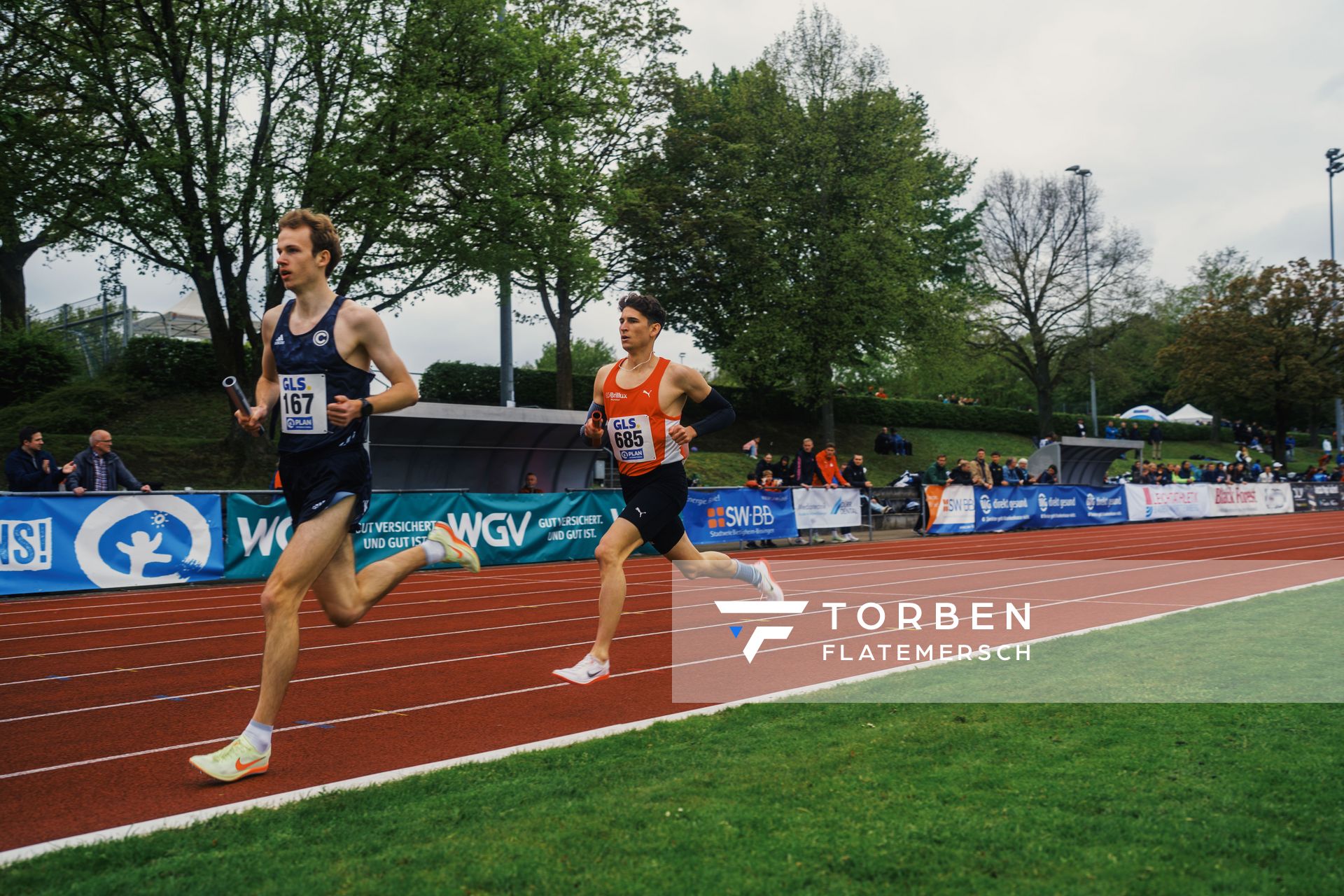Robin Schilff (SCC Berlin) und Justin Lukas (LG Brillux Muenster) am 29.04.2023 bei den deutschen Meisterschaften Langstaffel in Bietigheim-Bissingen