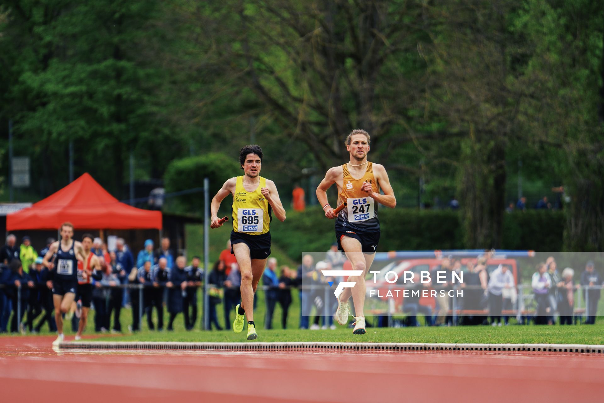 Timo Benitz (LG farbtex Nordschwarzwald) und Friedrich Biniok (LSC Hoechstadt/Aisch) am 29.04.2023 bei den deutschen Meisterschaften Langstaffel in Bietigheim-Bissingen