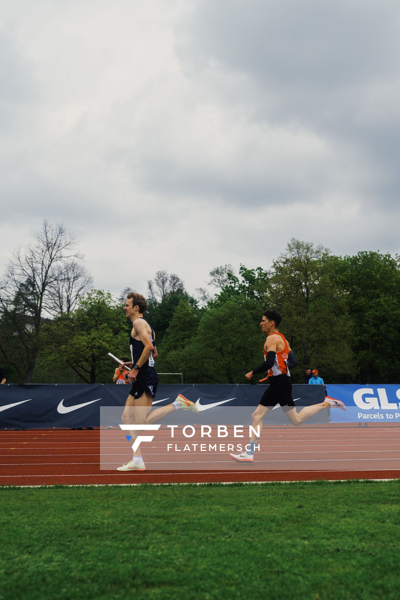 Robin Schilff (SCC Berlin) und Justin Lukas (LG Brillux Muenster) am 29.04.2023 bei den deutschen Meisterschaften Langstaffel in Bietigheim-Bissingen