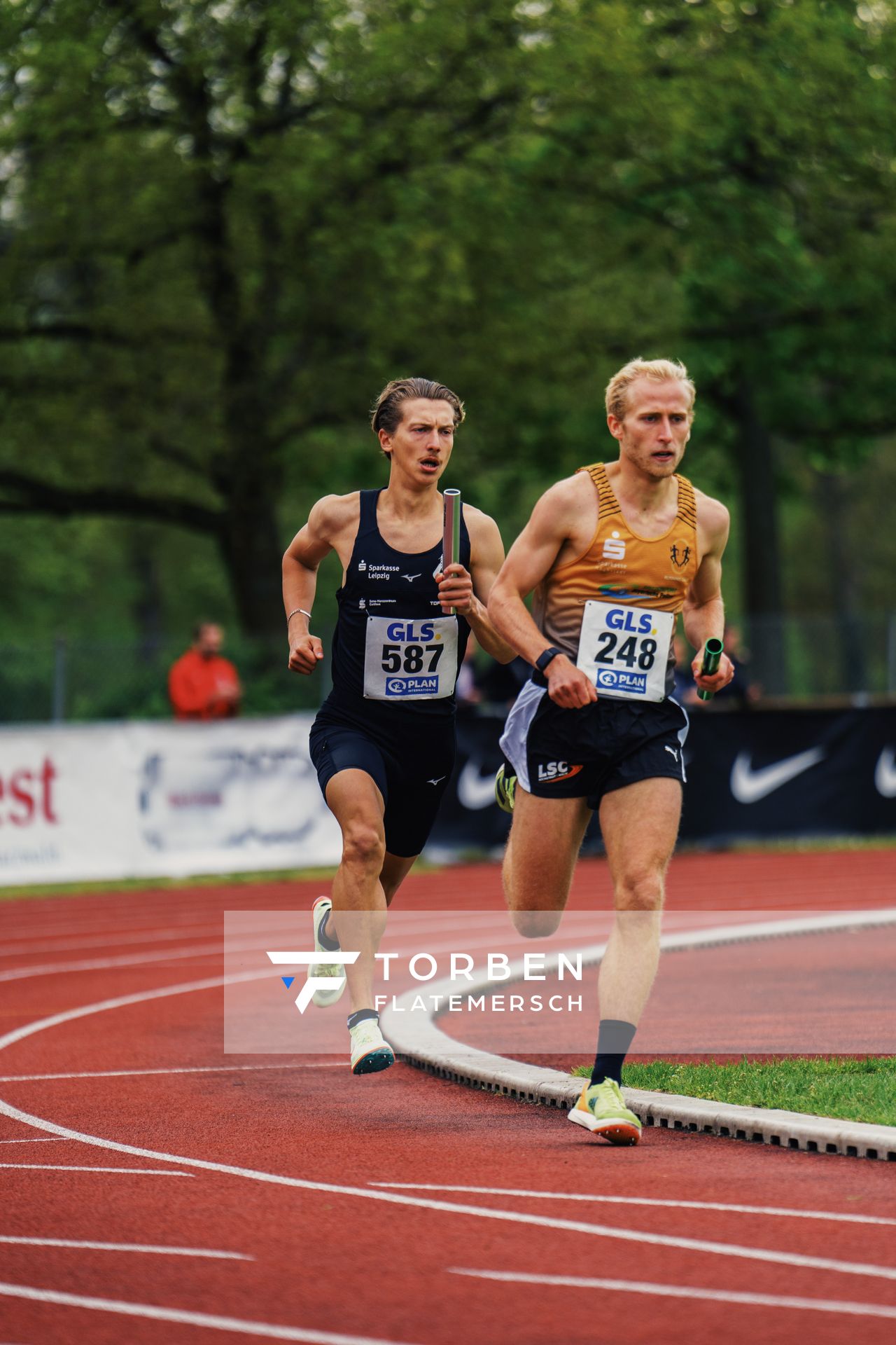 Florian Bremm (LSC Hoechstadt/Aisch) vor Artur Beimler (SC DHfK Leipzig e.V.) am 29.04.2023 bei den deutschen Meisterschaften Langstaffel in Bietigheim-Bissingen