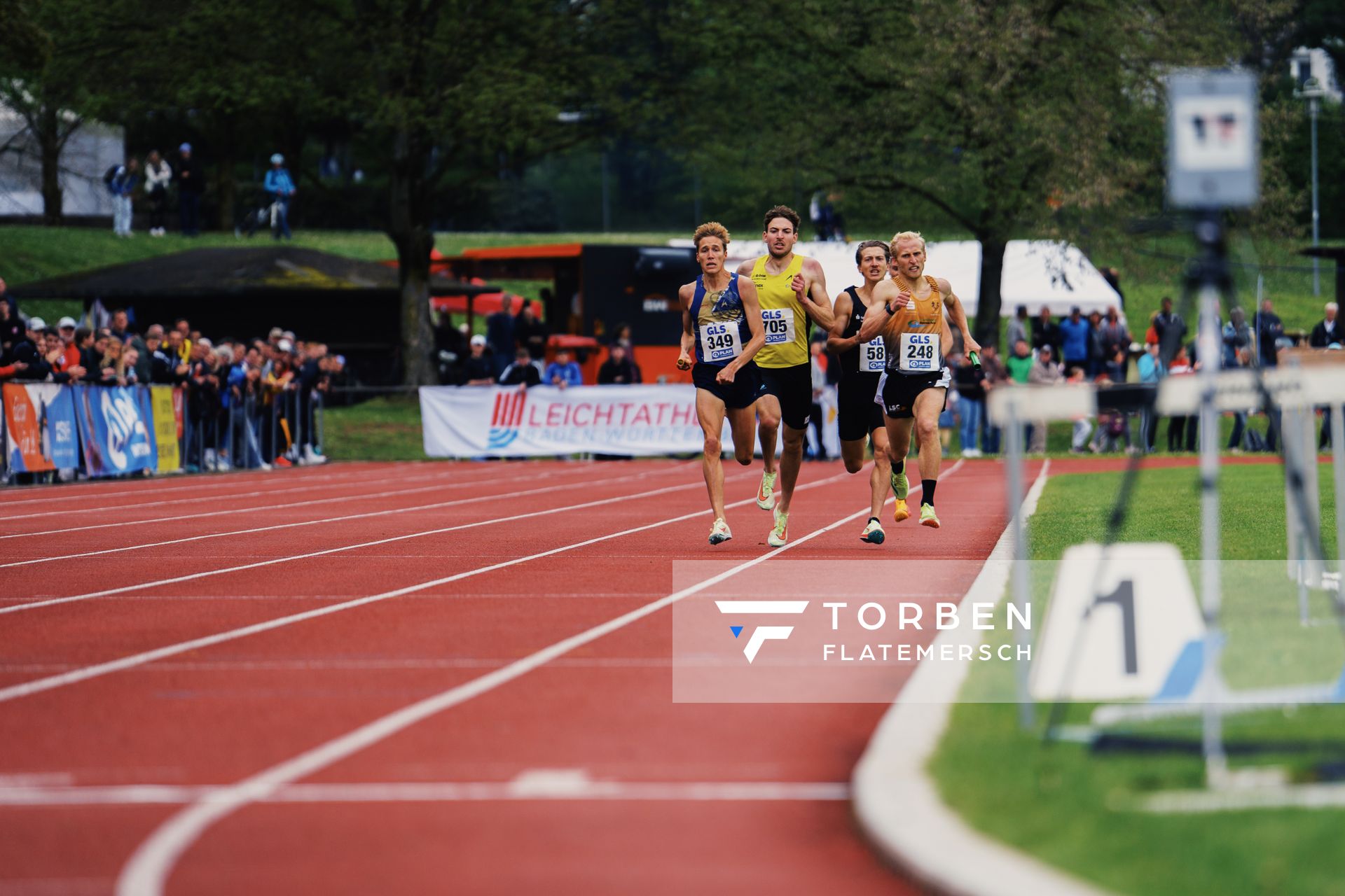 Auf der Zielgeraden: Marc Tortell (Athletics Team Karben), Jens Mergenthaler (LG farbtex Nordschwarzwald), Artur Beimler (SC DHfK Leipzig e.V.), Florian Bremm (LSC Hoechstadt/Aisch) am 29.04.2023 bei den deutschen Meisterschaften Langstaffel in Bietigheim-Bissingen