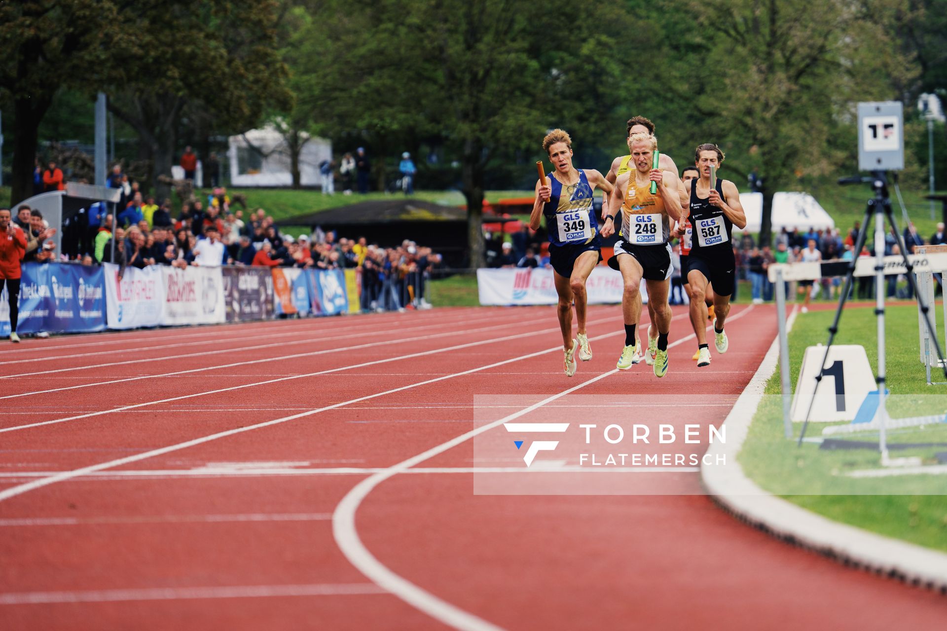 Auf der Zielgeraden: Marc Tortell (Athletics Team Karben), Jens Mergenthaler (LG farbtex Nordschwarzwald), Artur Beimler (SC DHfK Leipzig e.V.), Florian Bremm (LSC Hoechstadt/Aisch) am 29.04.2023 bei den deutschen Meisterschaften Langstaffel in Bietigheim-Bissingen