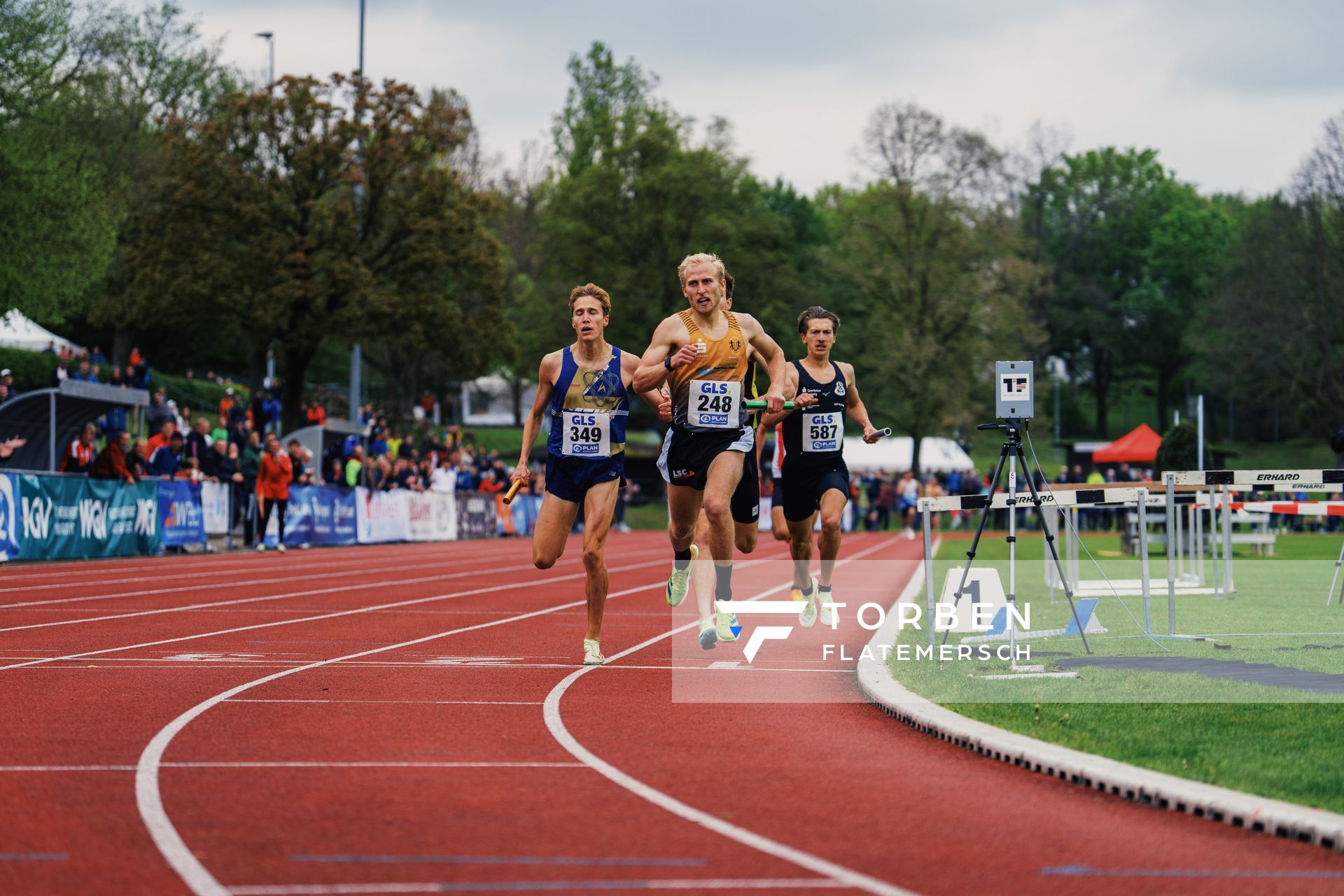 Auf der Zielgeraden: Marc Tortell (Athletics Team Karben), Jens Mergenthaler (LG farbtex Nordschwarzwald), Artur Beimler (SC DHfK Leipzig e.V.), Florian Bremm (LSC Hoechstadt/Aisch) am 29.04.2023 bei den deutschen Meisterschaften Langstaffel in Bietigheim-Bissingen