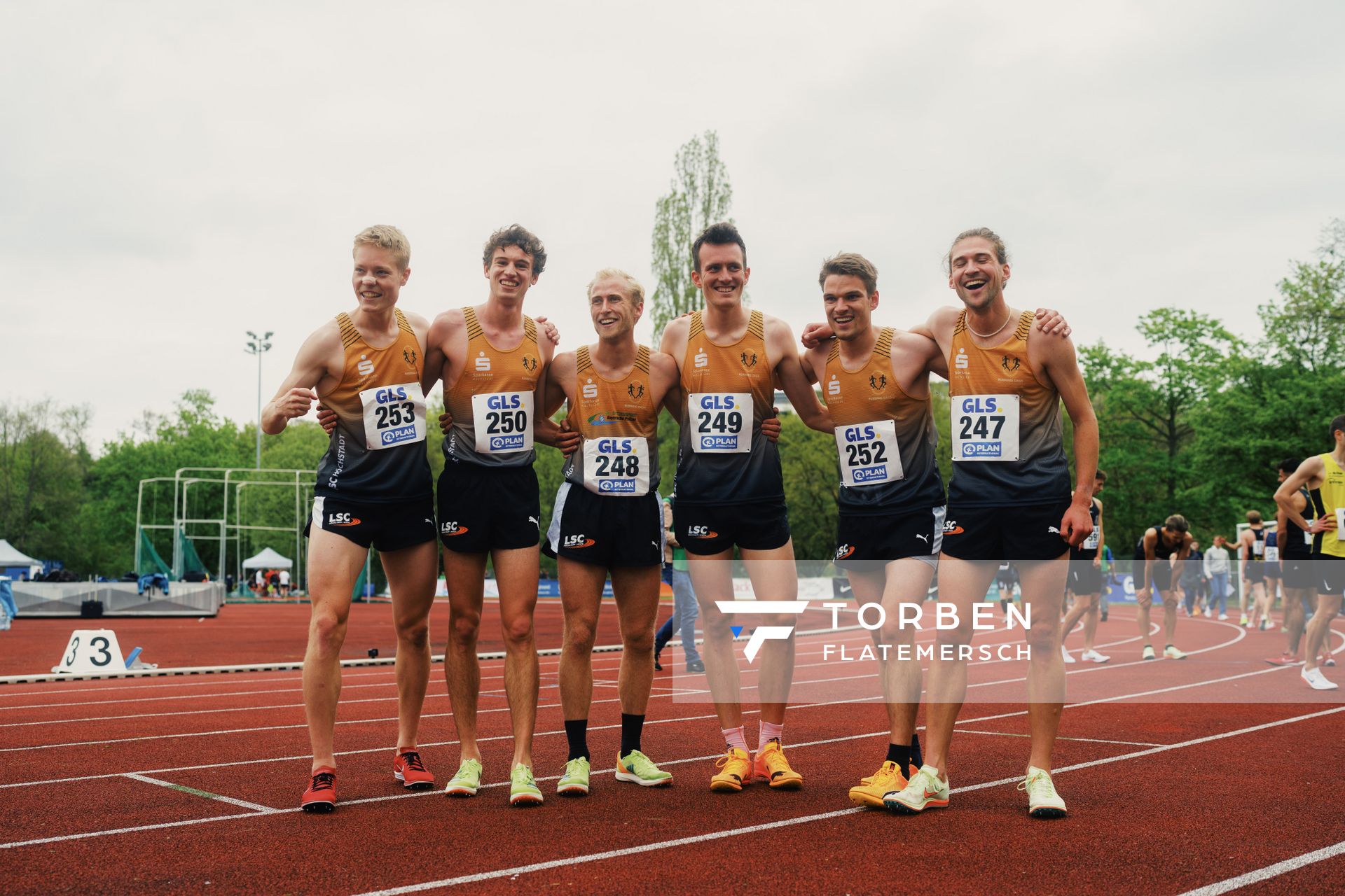 Brian Weisheit (LSC Hoechstadt/Aisch), Nick Jaeger (LSC Hoechstadt/Aisch), Florian Bremm (LSC Hoechstadt/Aisch), Niklas Buchholz (LSC Hoechstadt/Aisch), Theodor Schell (LSC Hoechstadt/Aisch), Friedrich Biniok (LSC Hoechstadt/Aisch) am 29.04.2023 bei den deutschen Meisterschaften Langstaffel in Bietigheim-Bissingen