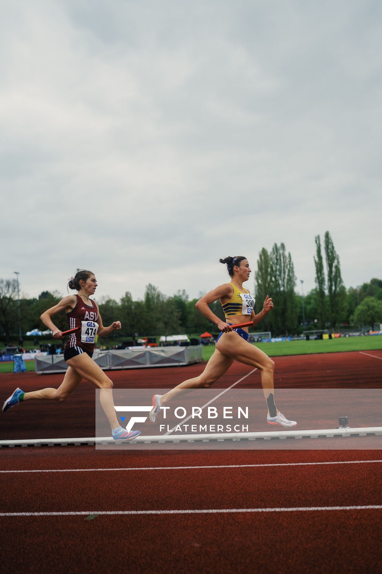 Lara Tortell (StG ATK-Koenigstein-Gross Gerau) vor Vera Coutellier (ASV Koeln) am 29.04.2023 bei den deutschen Meisterschaften Langstaffel in Bietigheim-Bissingen
