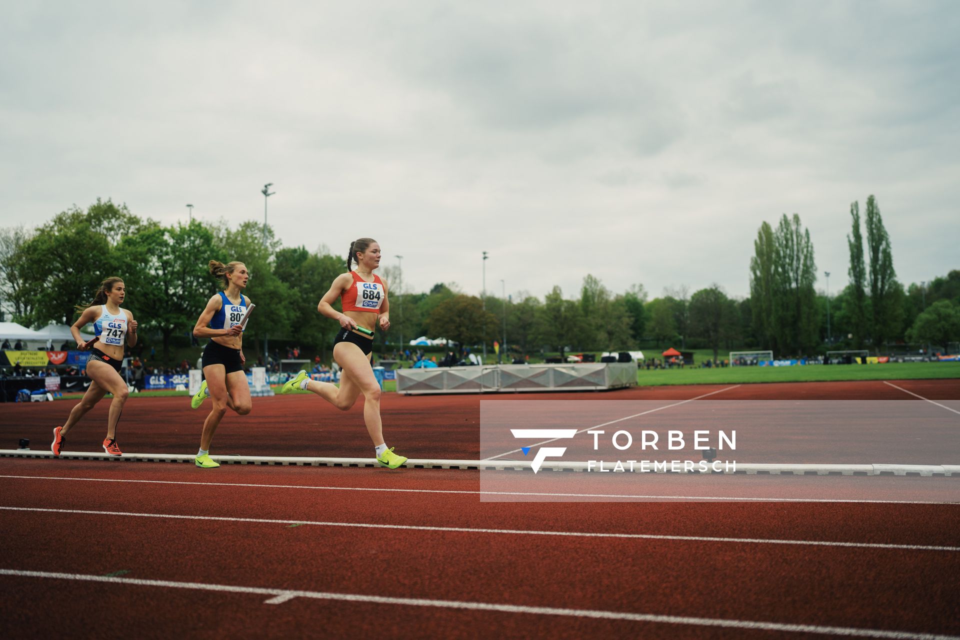 Christina Lehnen (LG Brillux Muenster), Janina Ruf (LAV Stadtwerke Tuebingen), Kim Boedi (VfL Sindelfingen) am 29.04.2023 bei den deutschen Meisterschaften Langstaffel in Bietigheim-Bissingen