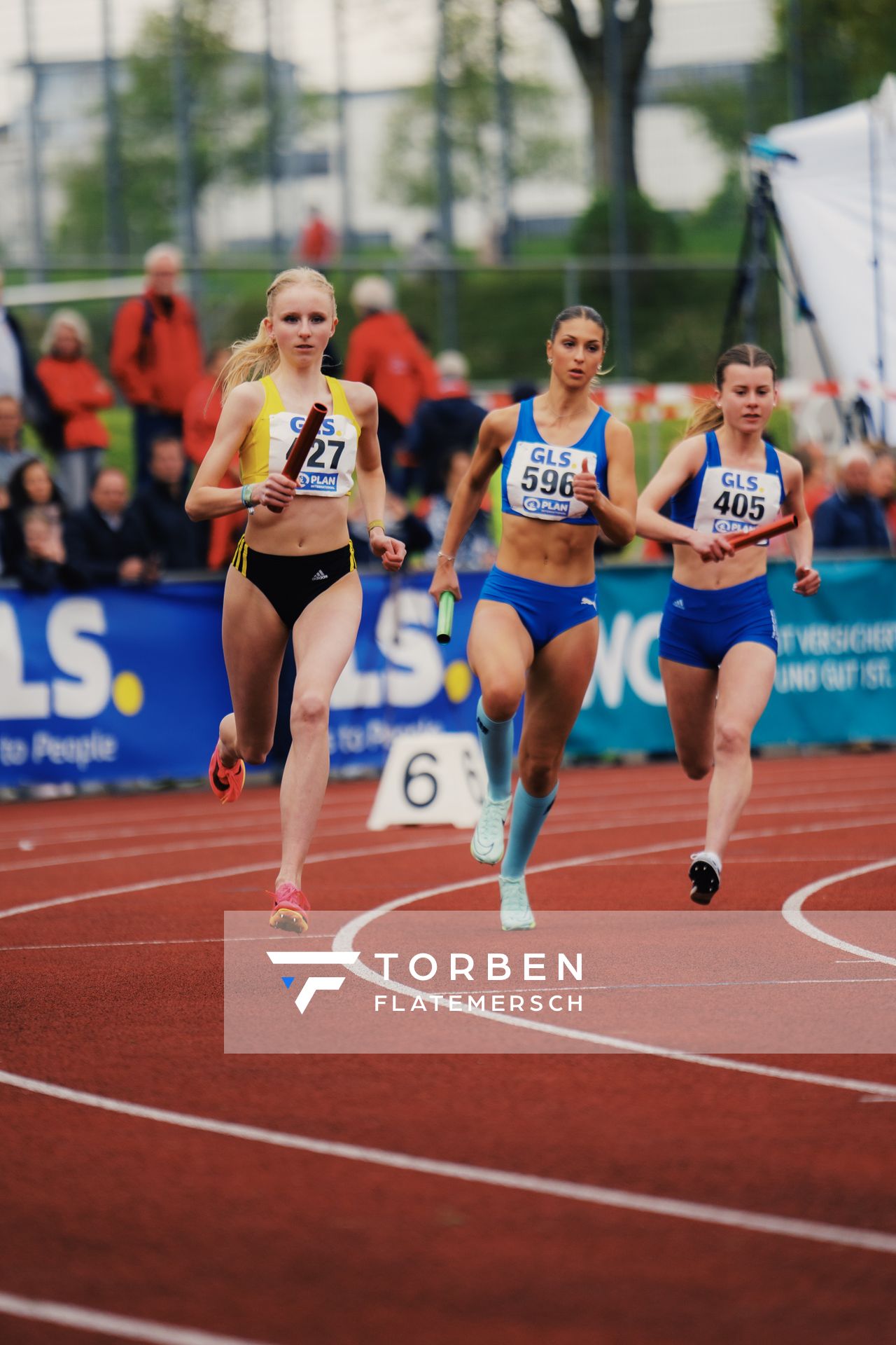 Paula Terhorst (VfL Loeningen), Nele Fiedler (LAC Erdgas Chemnitz), Valeria Haase (LG Eichsfeld) am 29.04.2023 bei den deutschen Meisterschaften Langstaffel in Bietigheim-Bissingen