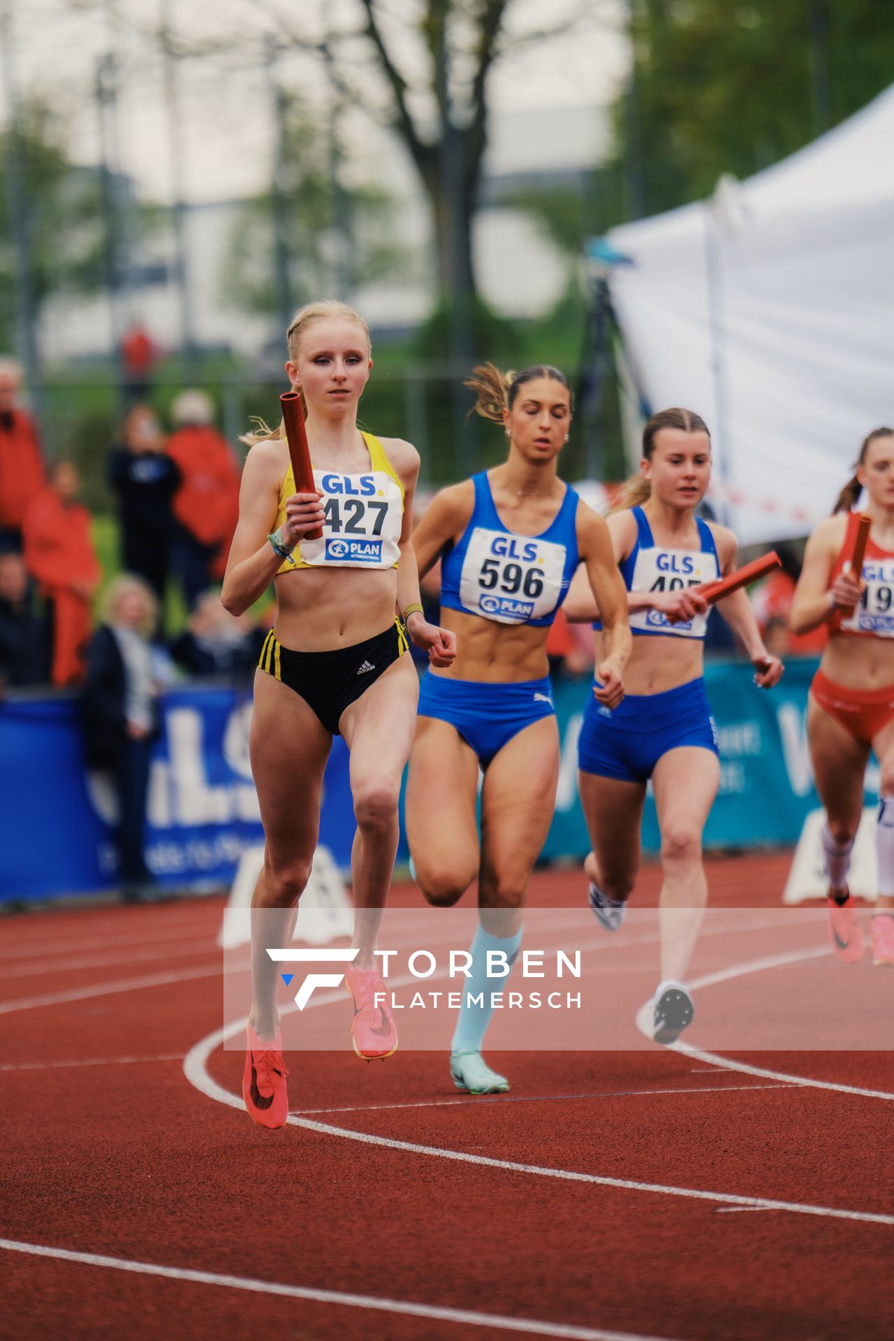 Paula Terhorst (VfL Loeningen), Nele Fiedler (LAC Erdgas Chemnitz), Valeria Haase (LG Eichsfeld) am 29.04.2023 bei den deutschen Meisterschaften Langstaffel in Bietigheim-Bissingen