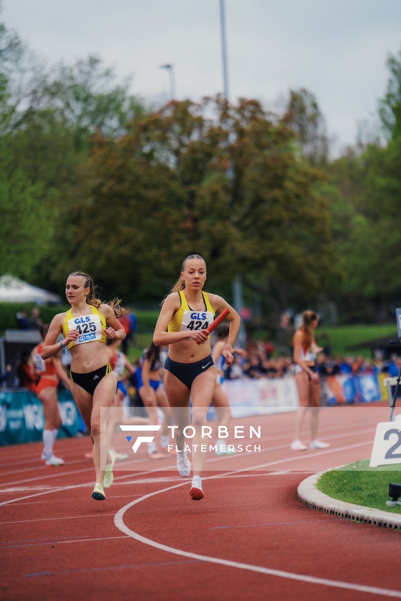 Lera Miller (VfL Loeningen), Carolin Hinrichs (VfL Loeningen) am 29.04.2023 bei den deutschen Meisterschaften Langstaffel in Bietigheim-Bissingen