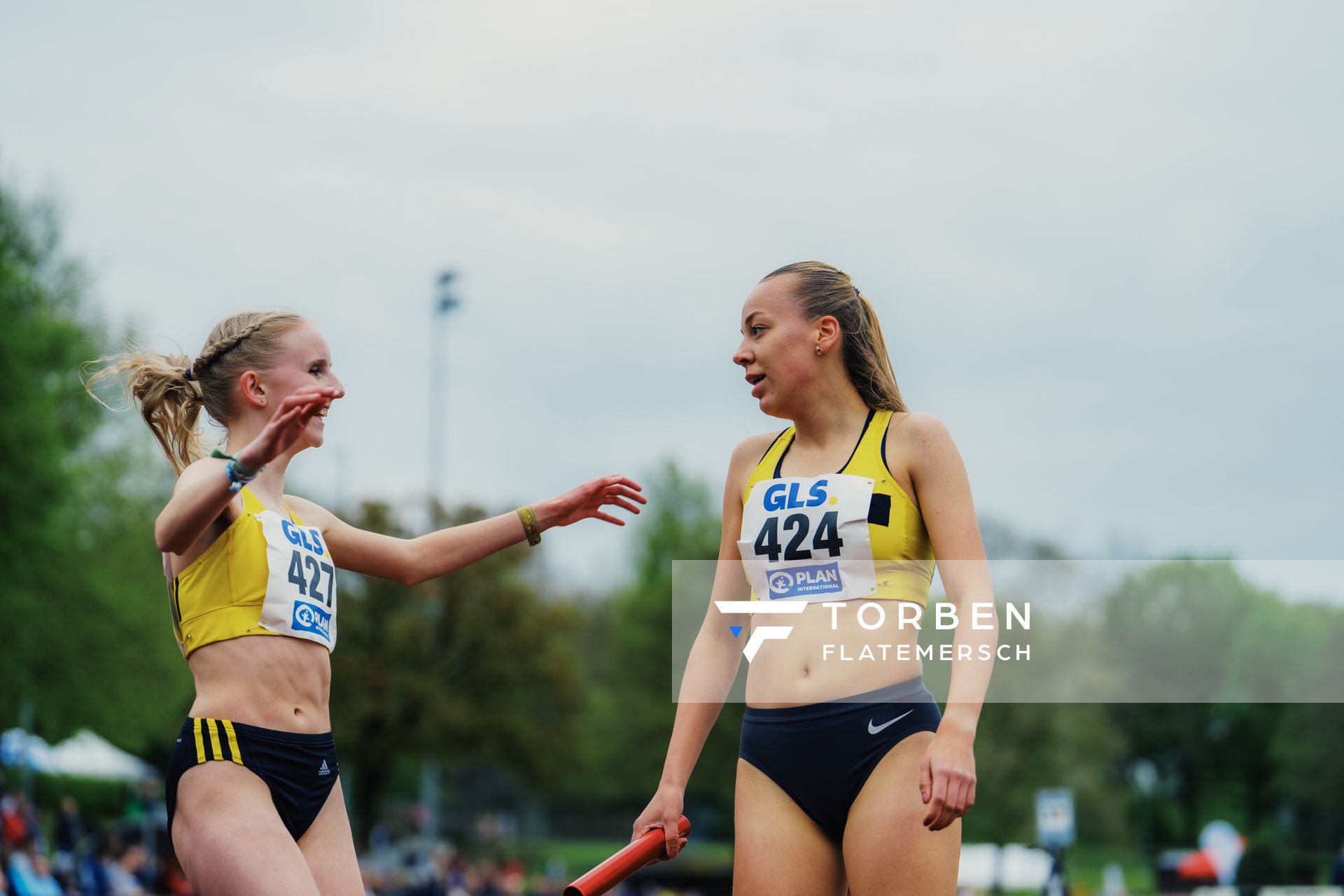 Paula Terhorst (VfL Loeningen) und Carolin Hinrichs (VfL Loeningen) am 29.04.2023 bei den deutschen Meisterschaften Langstaffel in Bietigheim-Bissingen