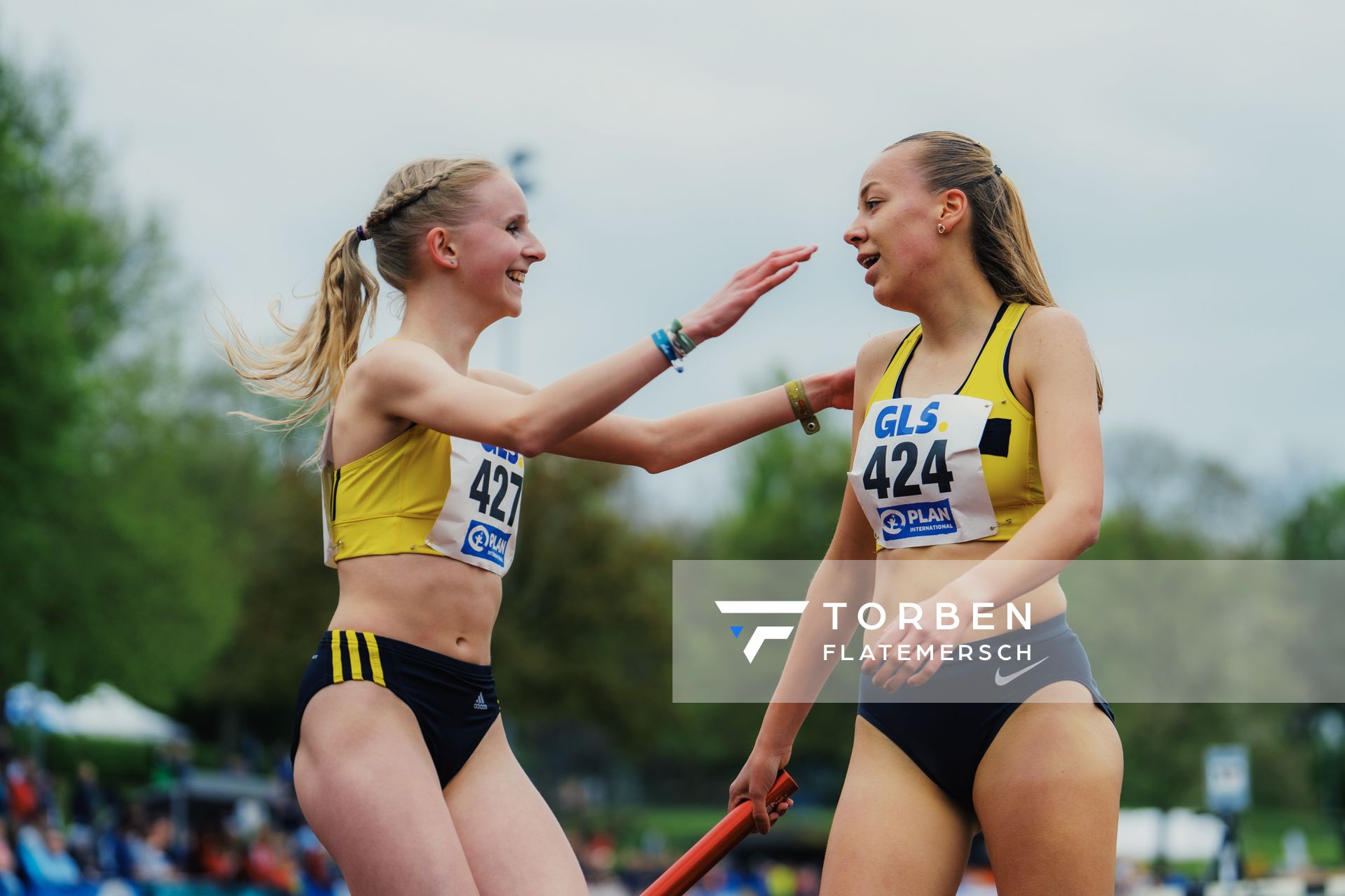 Paula Terhorst (VfL Loeningen) und Carolin Hinrichs (VfL Loeningen) am 29.04.2023 bei den deutschen Meisterschaften Langstaffel in Bietigheim-Bissingen