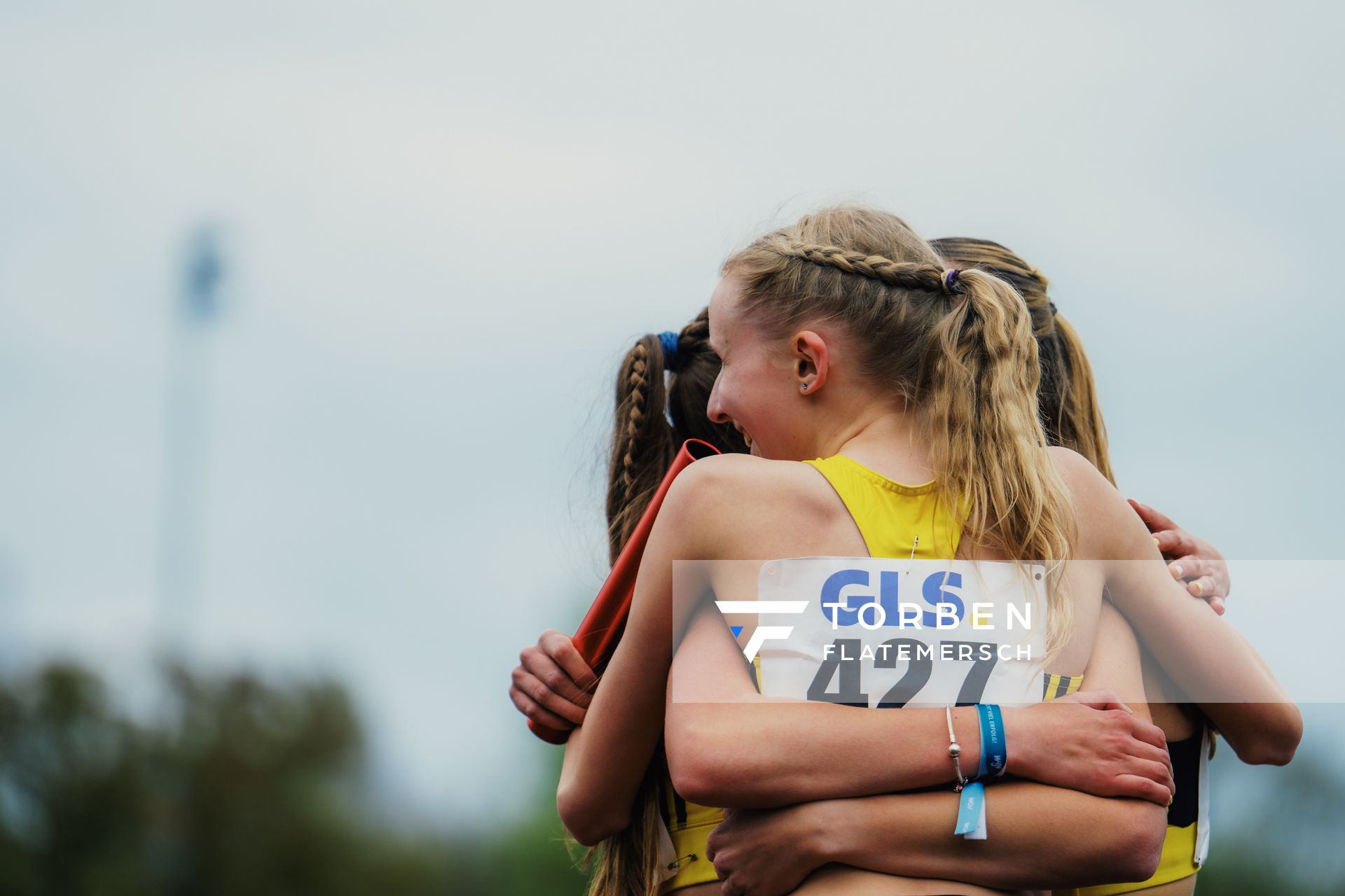 Paula Terhorst (VfL Loeningen), Lera Miller (VfL Loeningen) und Carolin Hinrichs (VfL Loeningen) am 29.04.2023 bei den deutschen Meisterschaften Langstaffel in Bietigheim-Bissingen