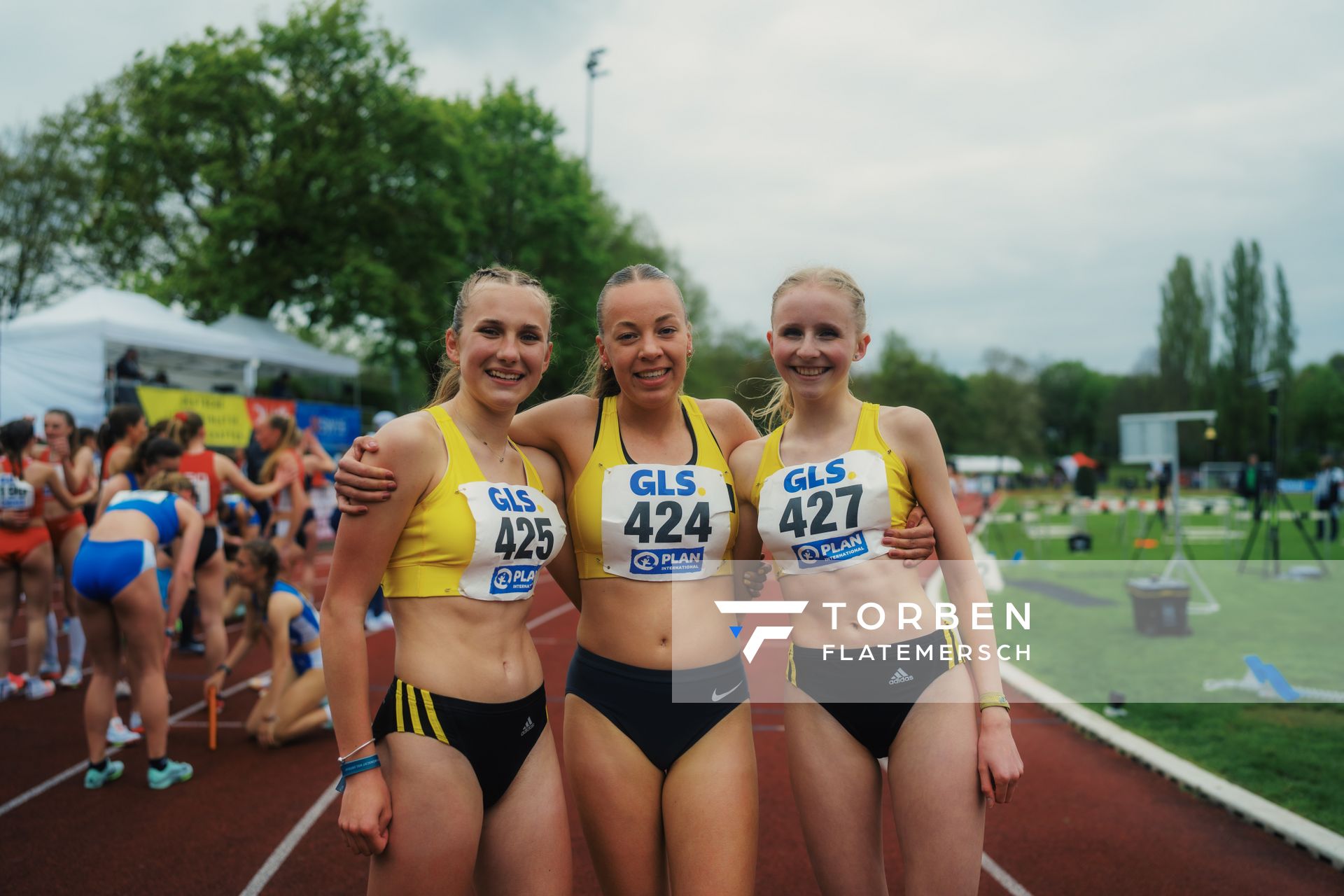 Lera Miller (VfL Loeningen) und Carolin Hinrichs (VfL Loeningen), Paula Terhorst (VfL Loeningen) am 29.04.2023 bei den deutschen Meisterschaften Langstaffel in Bietigheim-Bissingen