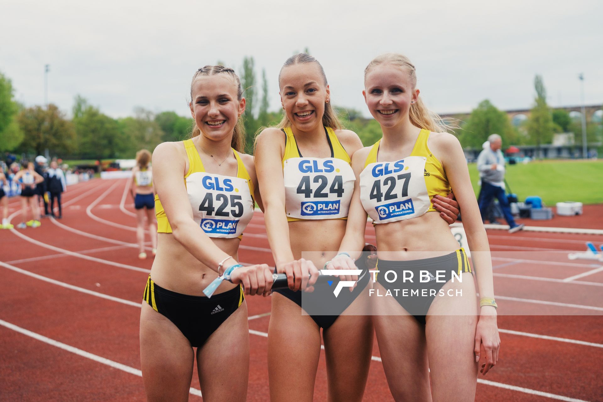 Lera Miller (VfL Loeningen) und Carolin Hinrichs (VfL Loeningen), Paula Terhorst (VfL Loeningen) am 29.04.2023 bei den deutschen Meisterschaften Langstaffel in Bietigheim-Bissingen