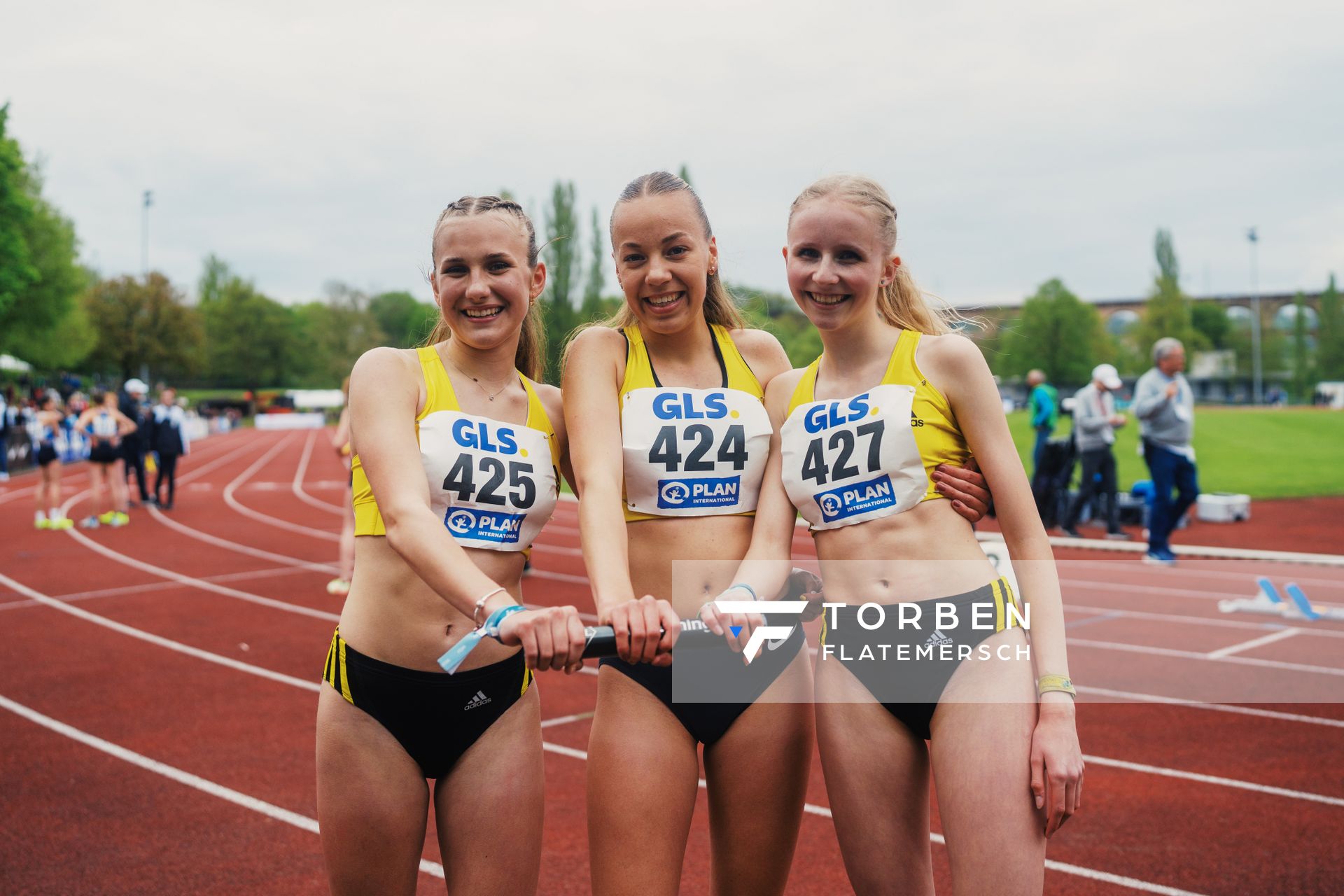 Lera Miller (VfL Loeningen) und Carolin Hinrichs (VfL Loeningen), Paula Terhorst (VfL Loeningen) am 29.04.2023 bei den deutschen Meisterschaften Langstaffel in Bietigheim-Bissingen