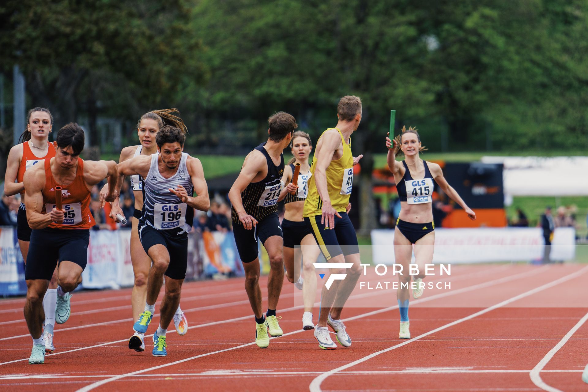 Klara Lange (LG Goettingen) wechselt auf Luis Oberbeck (LG Goettingen) am 29.04.2023 bei den deutschen Meisterschaften Langstaffel in Bietigheim-Bissingen