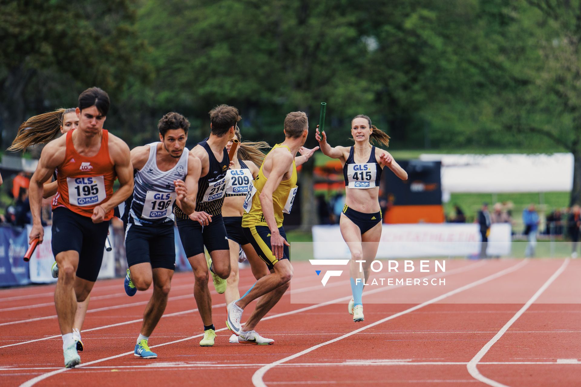 Klara Lange (LG Goettingen) wechselt auf Luis Oberbeck (LG Goettingen) am 29.04.2023 bei den deutschen Meisterschaften Langstaffel in Bietigheim-Bissingen