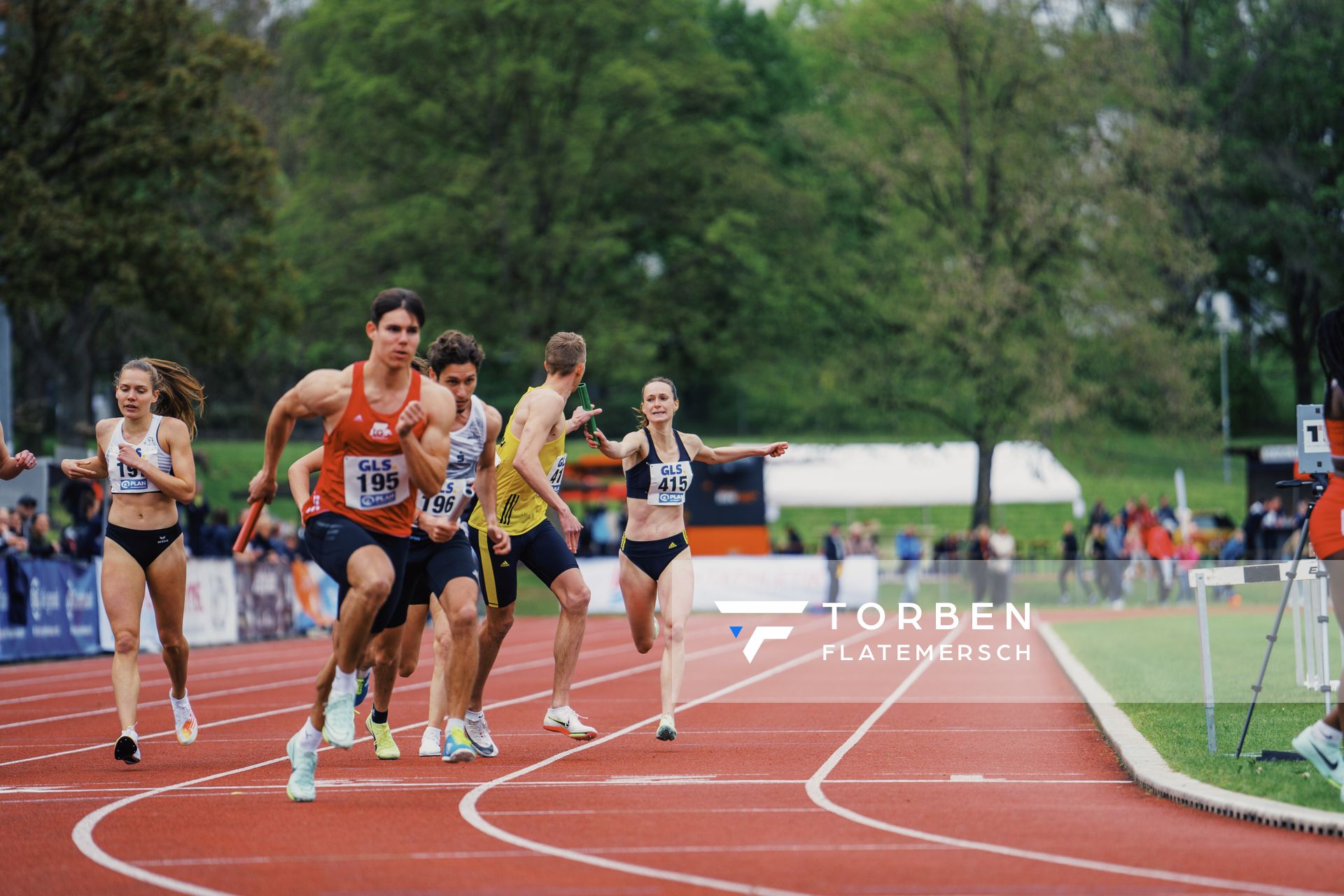 Klara Lange (LG Goettingen) wechselt auf Luis Oberbeck (LG Goettingen) am 29.04.2023 bei den deutschen Meisterschaften Langstaffel in Bietigheim-Bissingen