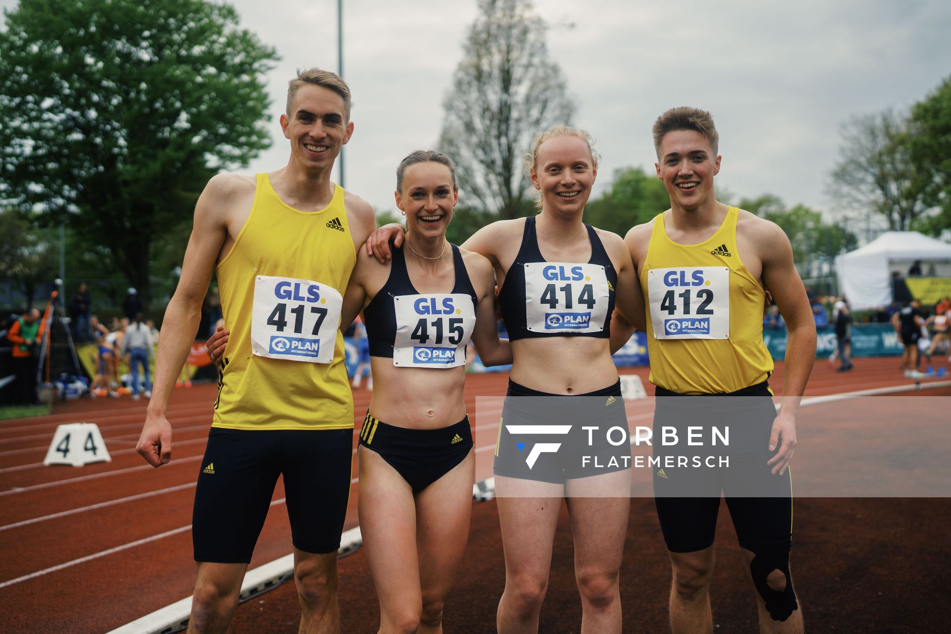 Die 4x400m mixed Staffel mit Luis Oberbeck (LG Goettingen), Klara Lange (LG Goettingen), Beatrix Gross (LG Goettingen), Finn-Laurence Fluegel (LG Goettingen) am 29.04.2023 bei den deutschen Meisterschaften Langstaffel in Bietigheim-Bissingen