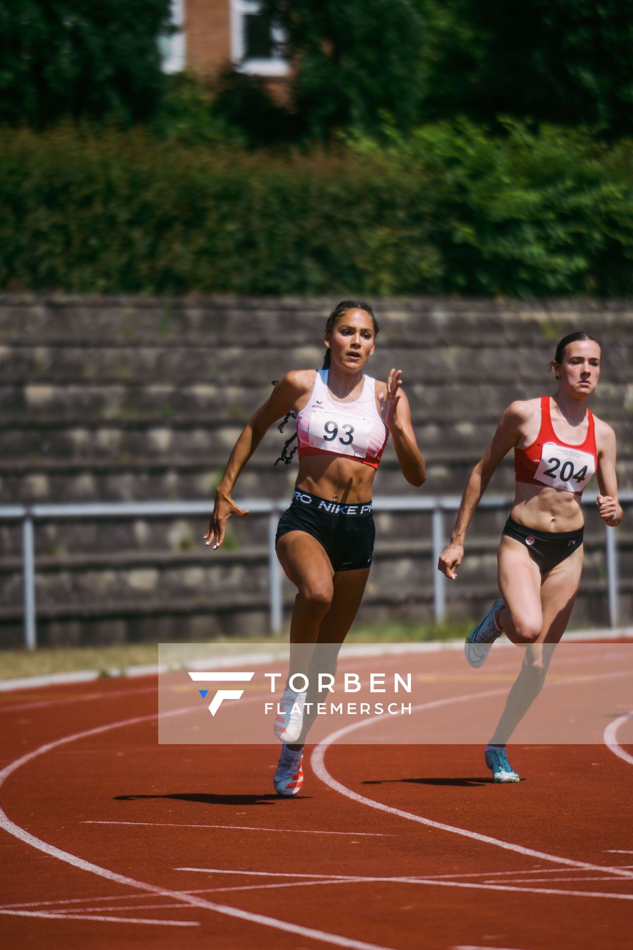 Samira Heygster (FTSV Jahn Brinkum) ueber 200m am 11.06.2023 waehrend den NLV + BLV U20/U16 Landesmeisterschaften im Stadion Berliner Ring in Verden