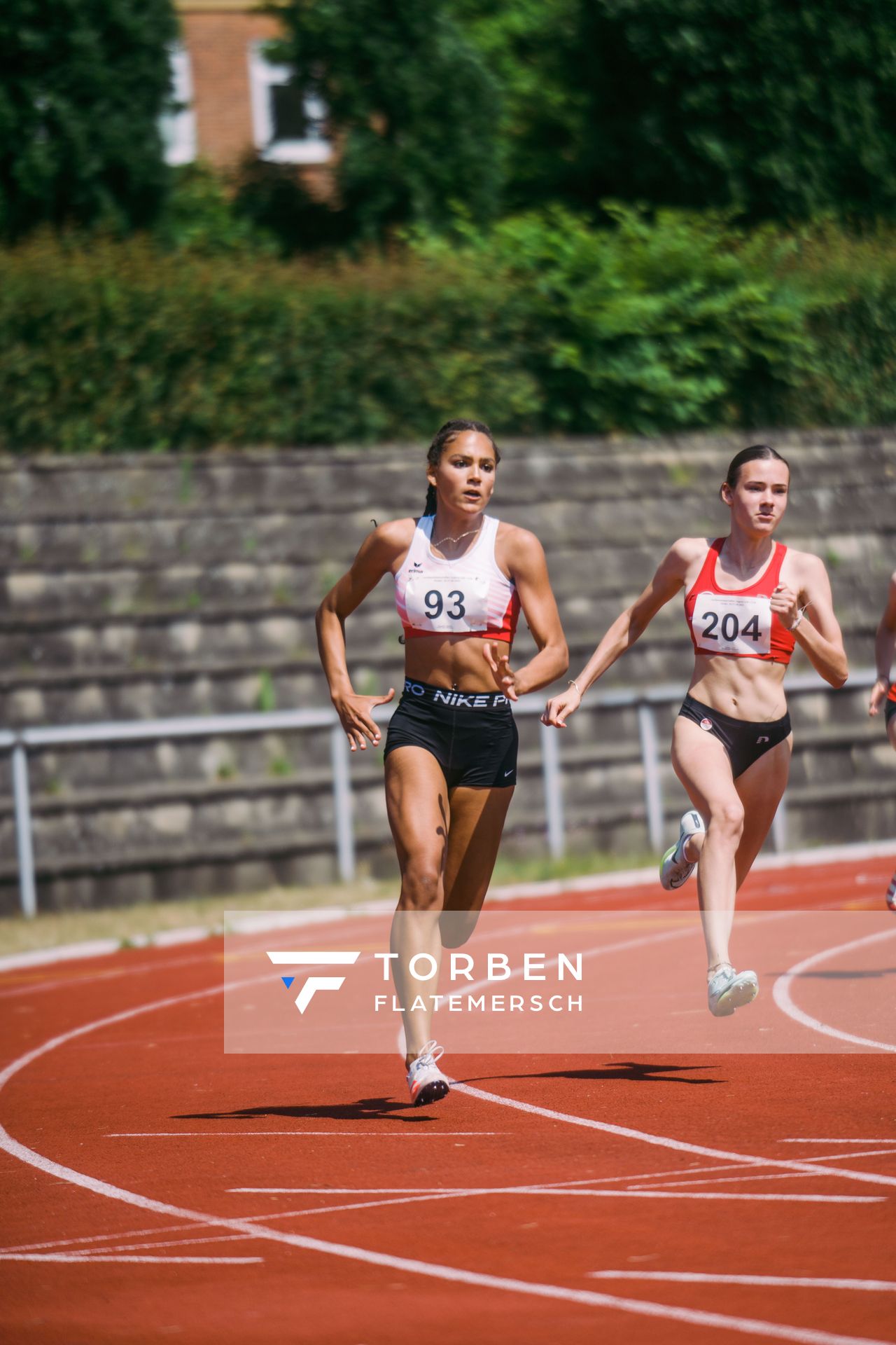 Samira Heygster (FTSV Jahn Brinkum) ueber 200m am 11.06.2023 waehrend den NLV + BLV U20/U16 Landesmeisterschaften im Stadion Berliner Ring in Verden