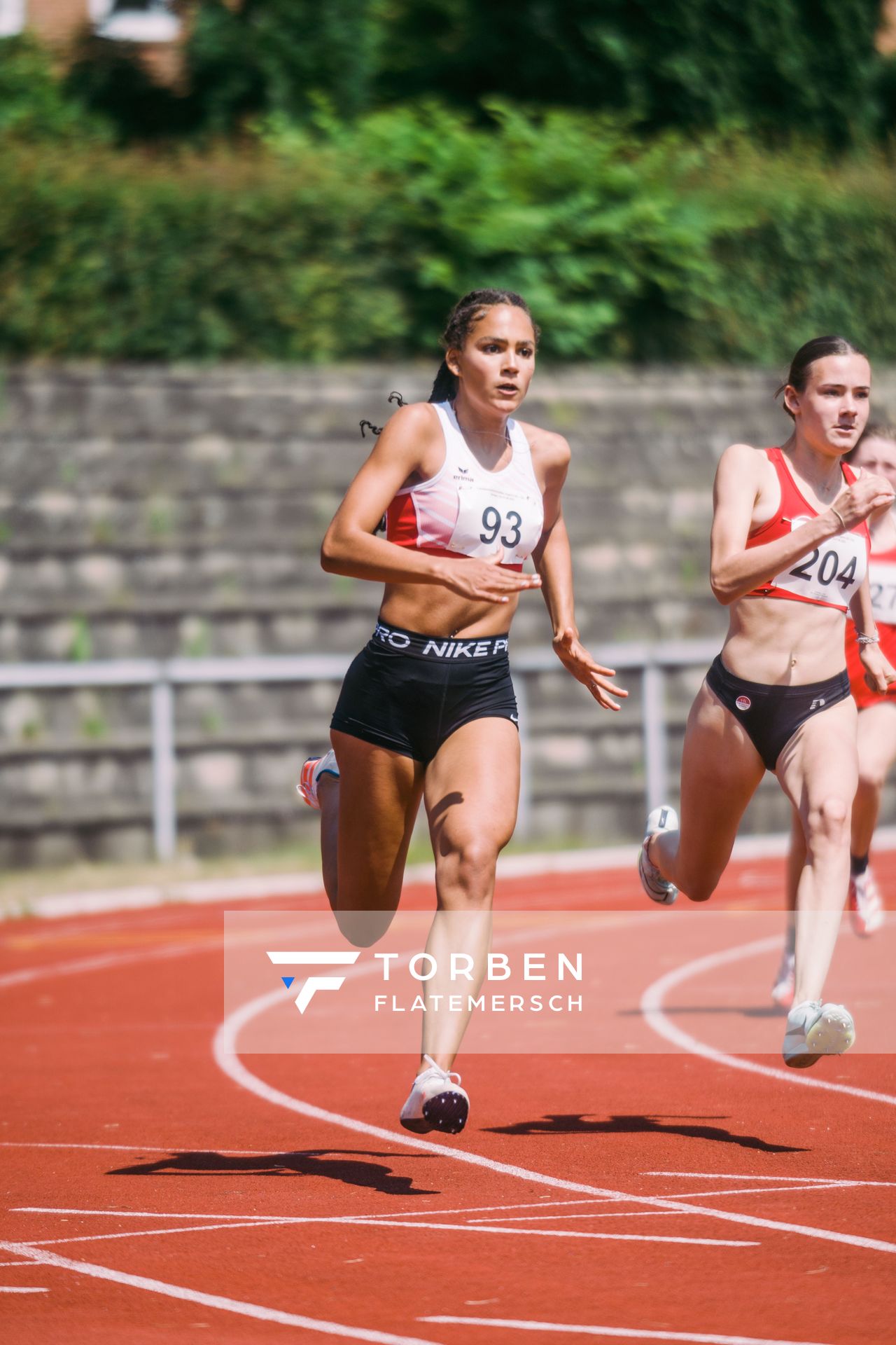 Samira Heygster (FTSV Jahn Brinkum) ueber 200m am 11.06.2023 waehrend den NLV + BLV U20/U16 Landesmeisterschaften im Stadion Berliner Ring in Verden