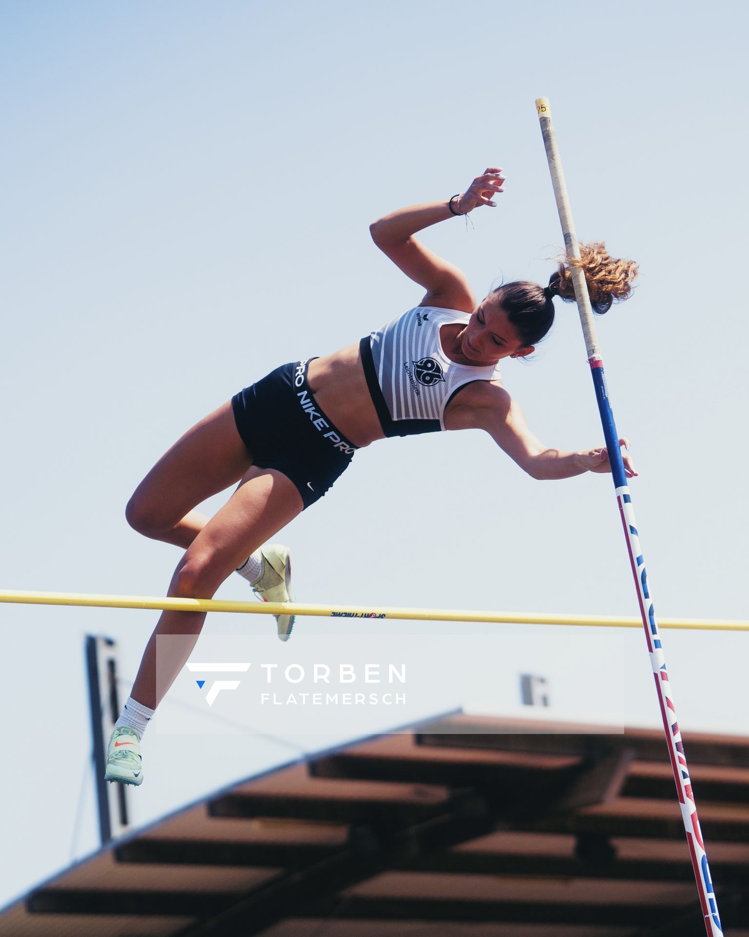 Jolina Klinzmann (Hannover 96) beim Stabhochsprung am 11.06.2023 waehrend den NLV + BLV U20/U16 Landesmeisterschaften im Stadion Berliner Ring in Verden