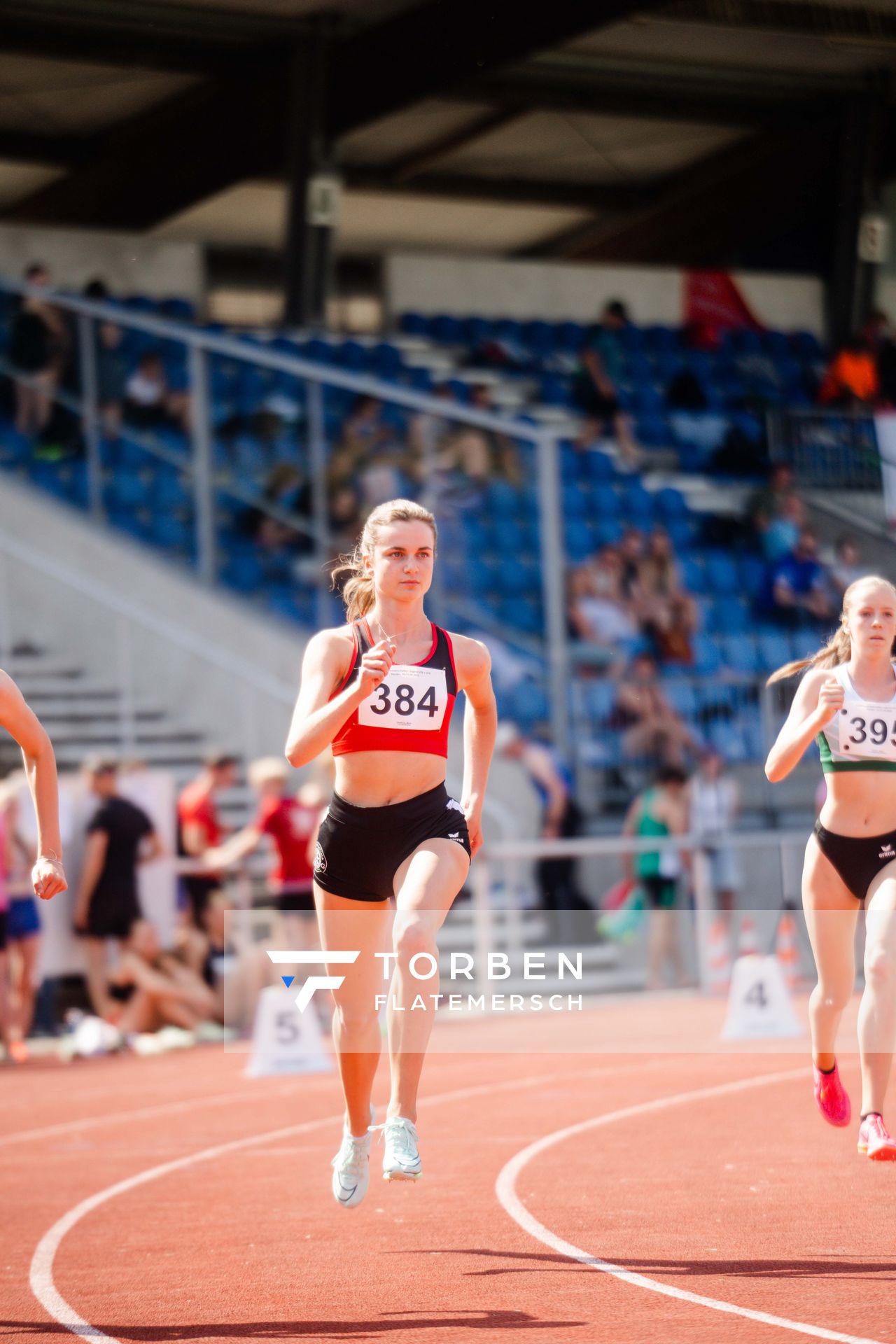 Merle Boettcher (LG Osnabrueck) ueber 800m am 11.06.2023 waehrend den NLV + BLV U20/U16 Landesmeisterschaften im Stadion Berliner Ring in Verden