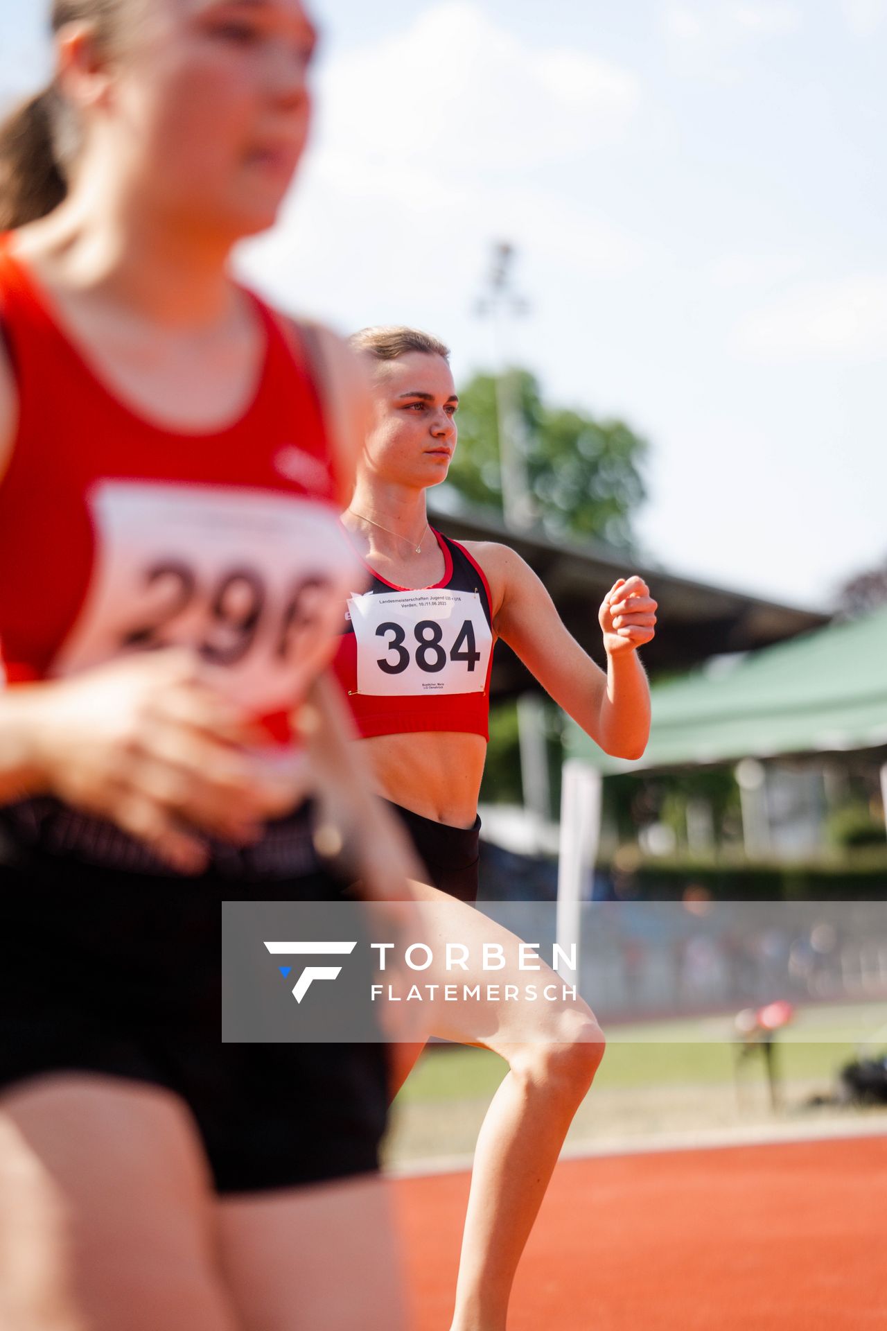 Merle Boettcher (LG Osnabrueck) ueber 800m am 11.06.2023 waehrend den NLV + BLV U20/U16 Landesmeisterschaften im Stadion Berliner Ring in Verden