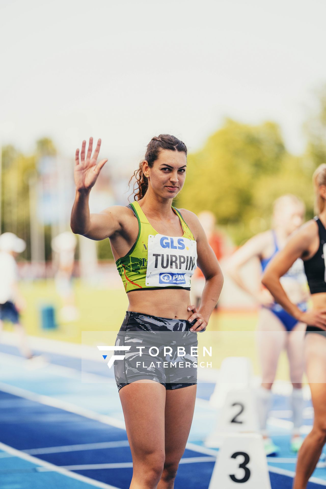 Esther Turpin (FRA/Frankreich) ueber 200m am 17.06.2023 beim Stadtwerke Ratingen Mehrkampf-Meeting im Stadion am Stadionring in Ratingen