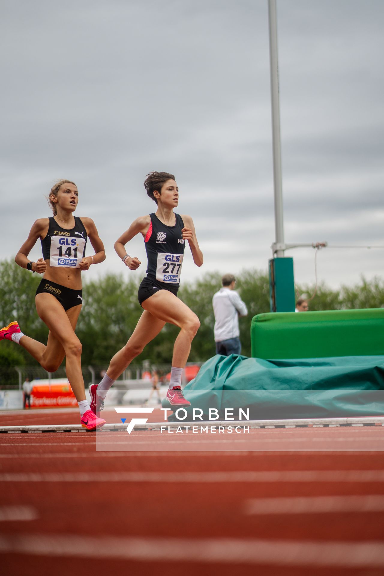 Rosalie Hausdorf (LG Stadtwerke Muenchen), Jasmina Stahl (Hannover 96) am 01.07.2023 waehrend den deutschen U23 Leichtathletik-Meisterschaften im Jahnstadion in Göttingen