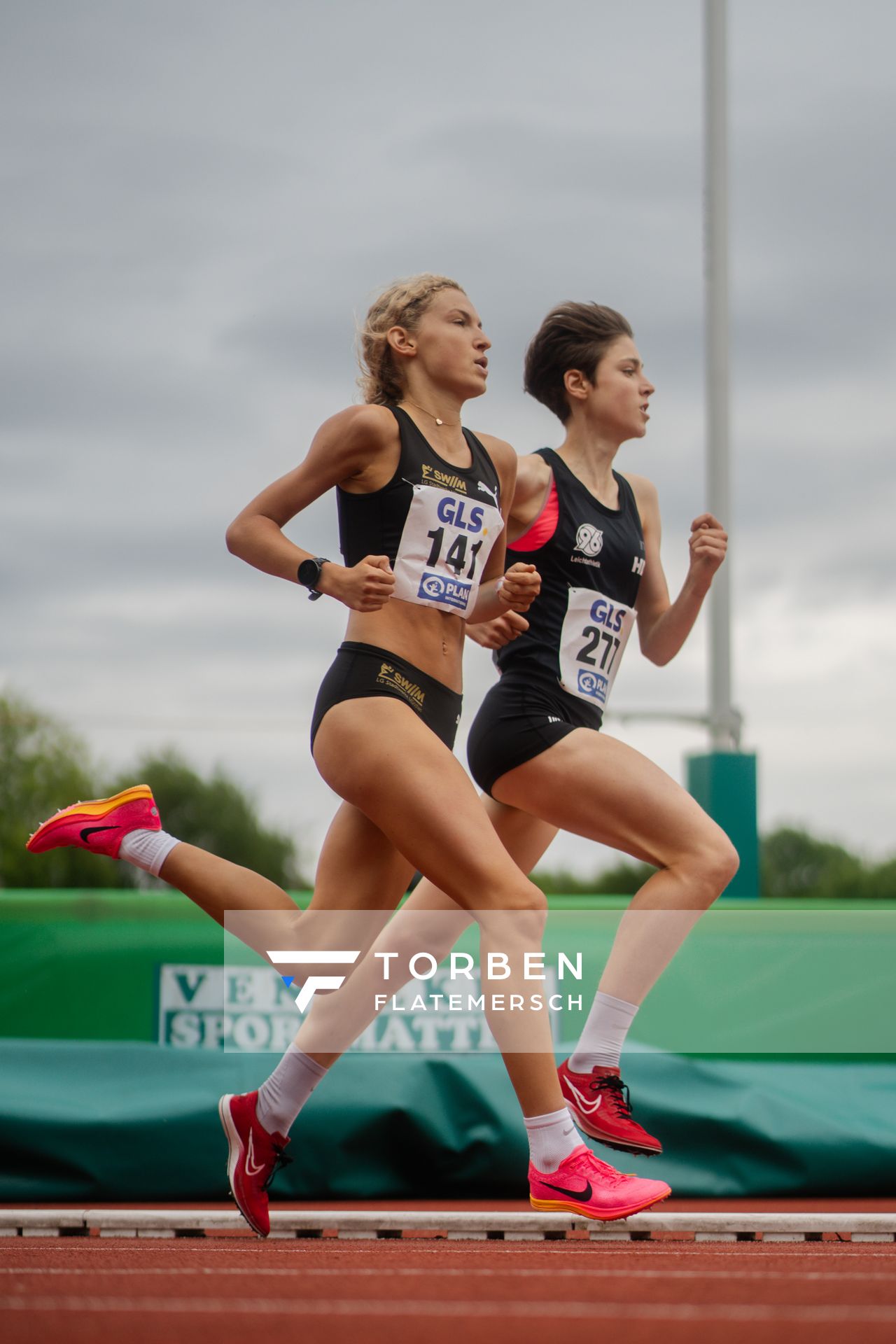 Rosalie Hausdorf (LG Stadtwerke Muenchen), Jasmina Stahl (Hannover 96) am 01.07.2023 waehrend den deutschen U23 Leichtathletik-Meisterschaften im Jahnstadion in Göttingen