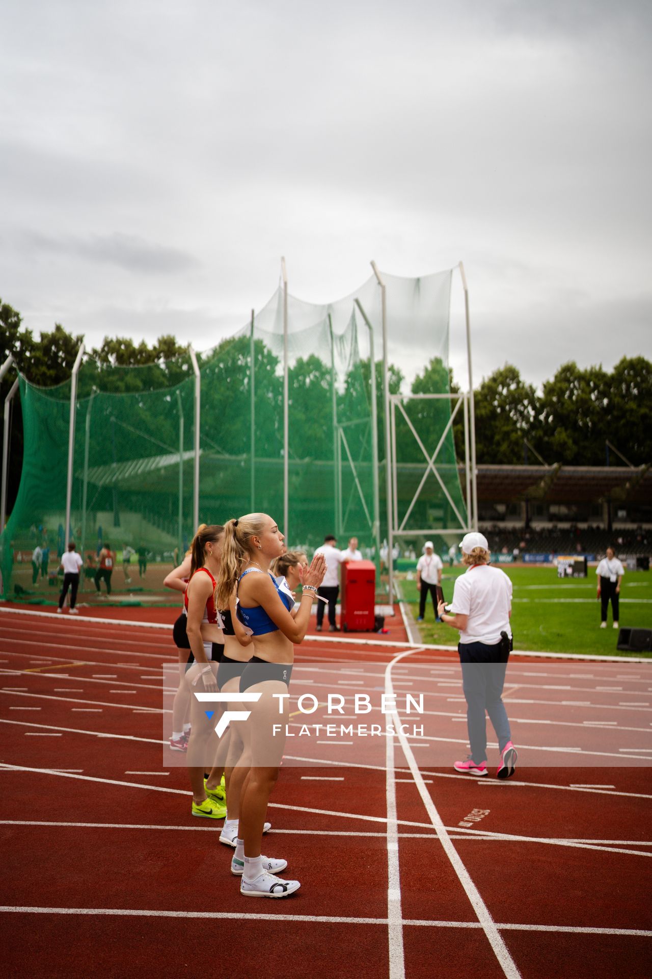 Fabiane Meyer (TV Westfalia Epe) beim Start des 1500m Halbfinale am 01.07.2023 waehrend den deutschen U23 Leichtathletik-Meisterschaften im Jahnstadion in Göttingen