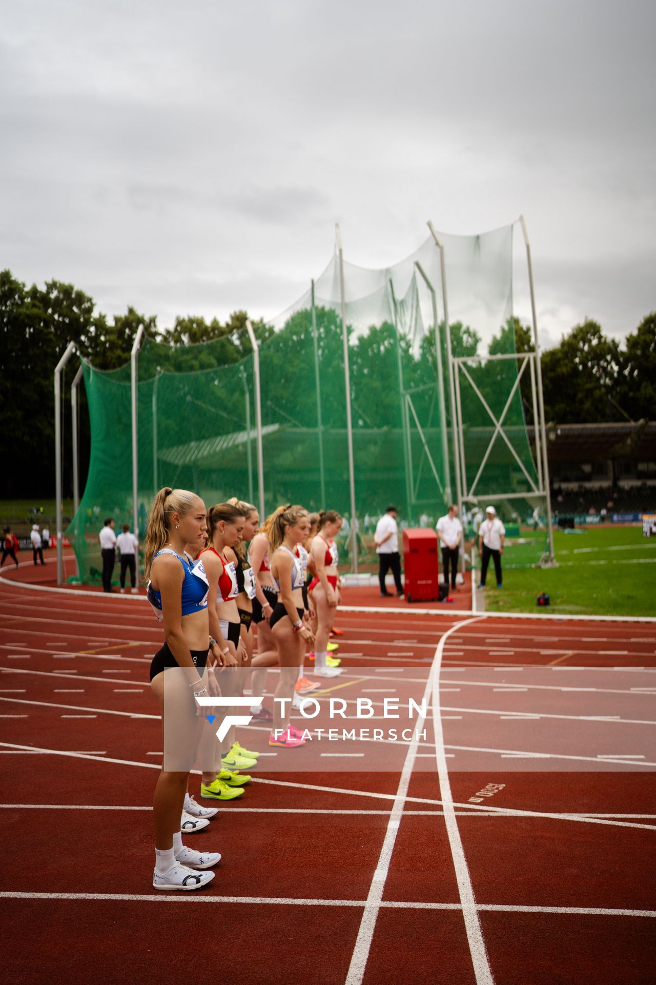 Fabiane Meyer (TV Westfalia Epe) beim Start des 1500m Halbfinale am 01.07.2023 waehrend den deutschen U23 Leichtathletik-Meisterschaften im Jahnstadion in Göttingen