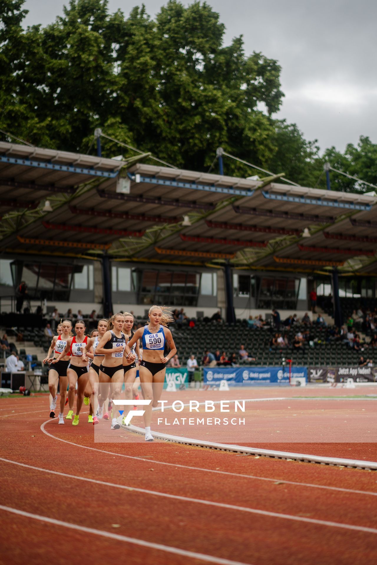Fabiane Meyer (TV Westfalia Epe) vor Olivia Guerth (Diezer TSK Oranien) waehrend des 1500m Halbfinale am 01.07.2023 waehrend den deutschen U23 Leichtathletik-Meisterschaften im Jahnstadion in Göttingen