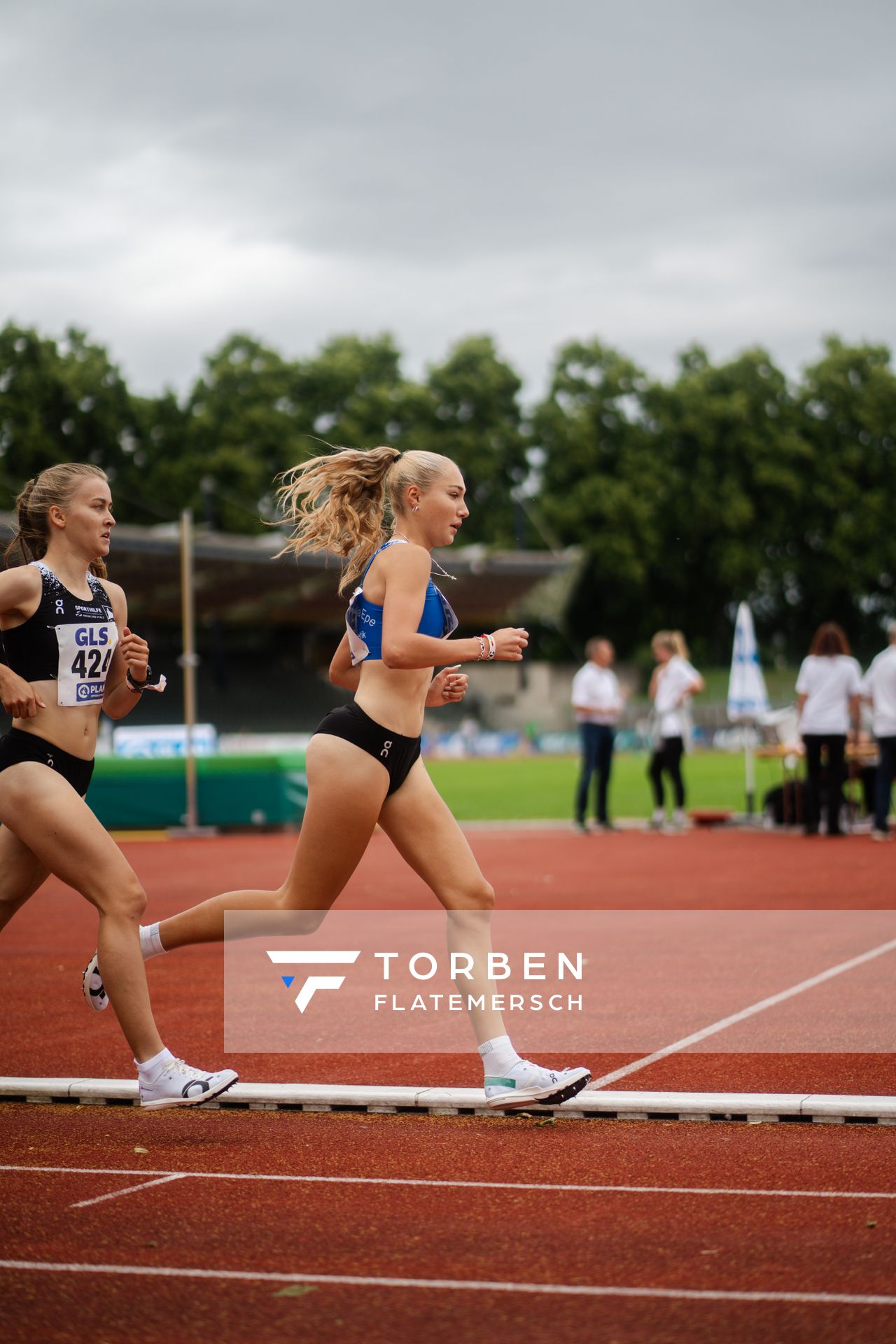 Olivia Guerth (Diezer TSK Oranien) und Fabiane Meyer (TV Westfalia Epe) am 01.07.2023 waehrend den deutschen U23 Leichtathletik-Meisterschaften im Jahnstadion in Göttingen