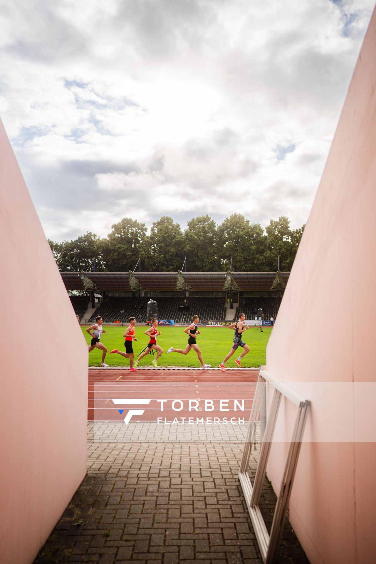 Benjamin Dern (Silvesterlauf Trier), Constantin Carls (TSV Bayer 04 Leverkusen), Felix Ebel (Emder Laufgemeinschaft) am 01.07.2023 waehrend den deutschen U23 Leichtathletik-Meisterschaften im Jahnstadion in Göttingen