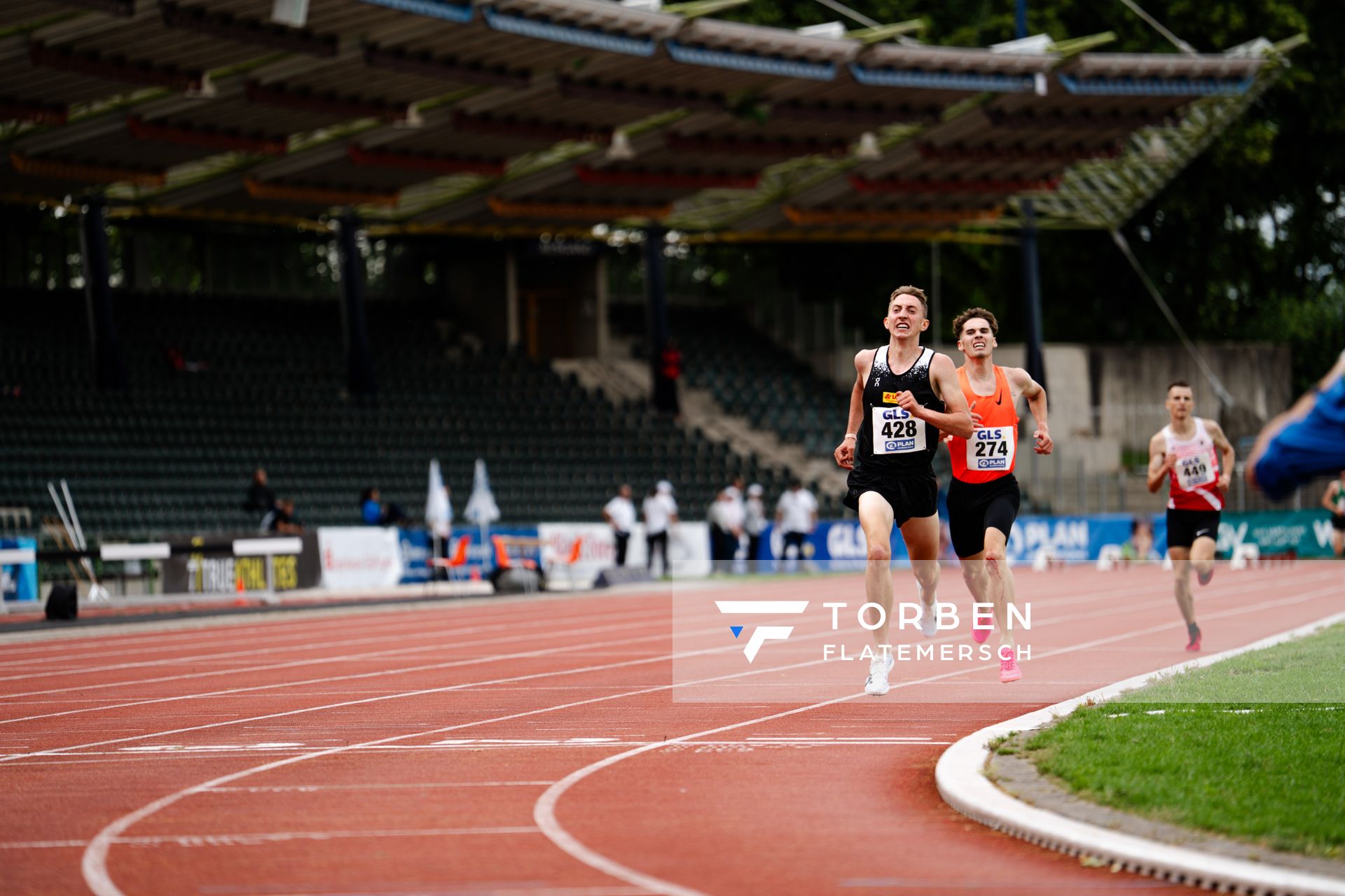 Benjamin Dern (Silvesterlauf Trier) vor Felix Ebel (Emder Laufgemeinschaft) am 01.07.2023 waehrend den deutschen U23 Leichtathletik-Meisterschaften im Jahnstadion in Göttingen