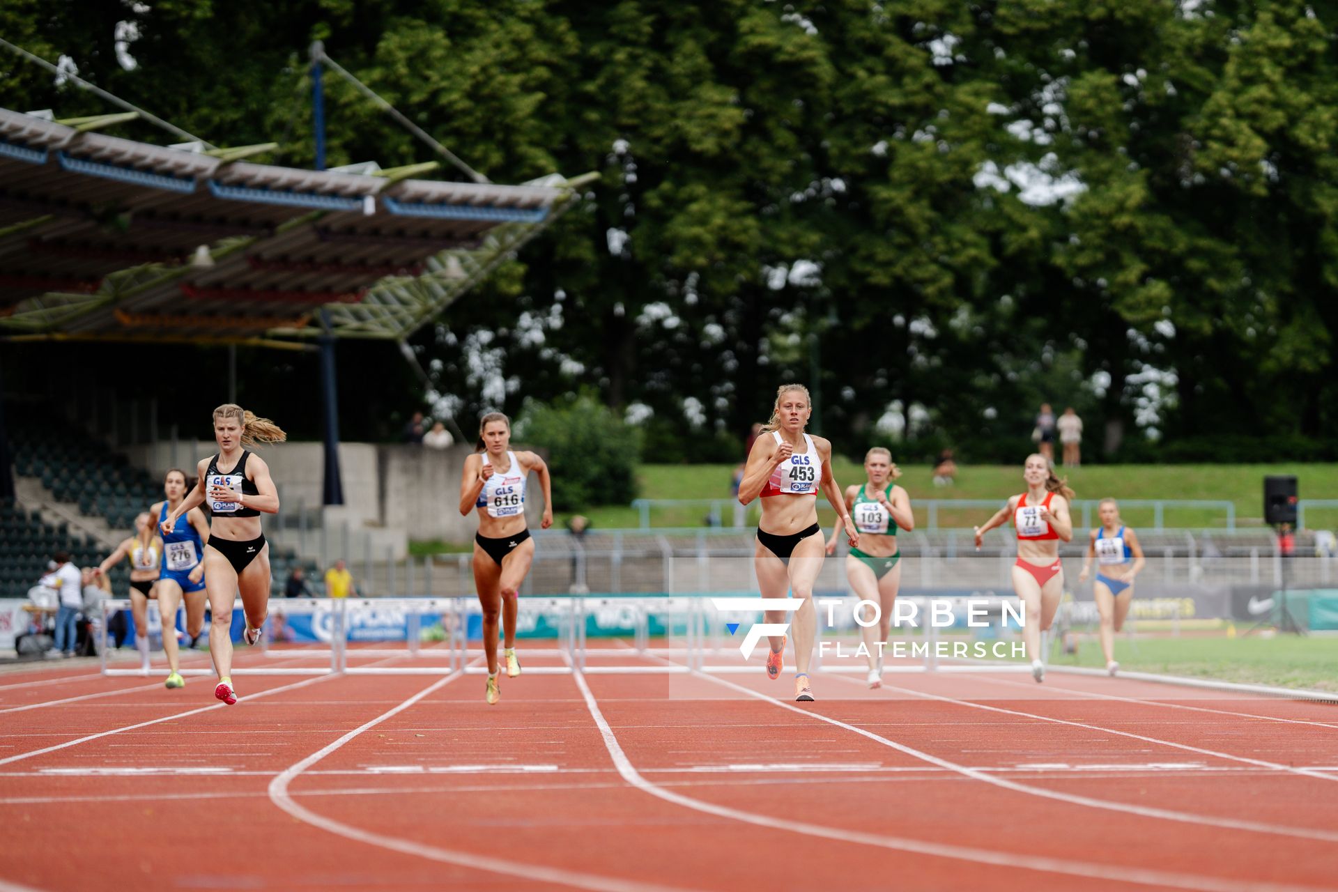 Lara-Noelle Steinbrecher (Sportclub Magdeburg e.V.), Hanna Render (VfL Sindelfingen), Vivienne Morgenstern (Dresdner SC 1898), Gisèle Wender (SV Preussen Berlin), Katharina Hanke (LG Nord Berlin) am 02.07.2023 waehrend den deutschen U23 Leichtathletik-Meisterschaften im Jahnstadion in Göttingen