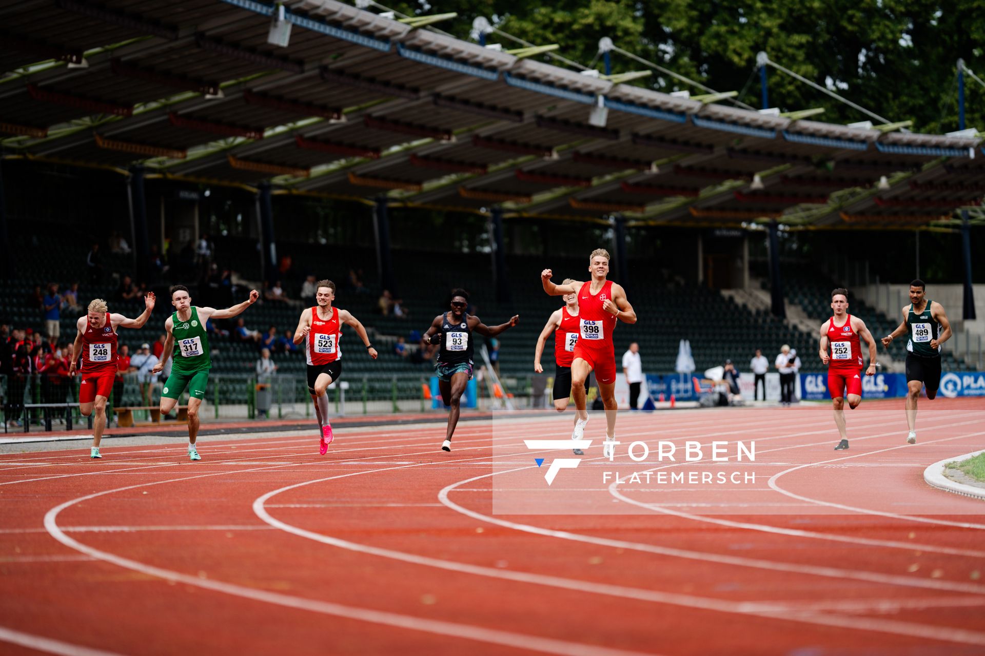 Zieleinlauf 200m mit Matti Wellm (Hamburger SV), Tobias Morawietz (VfL Wolfsburg), Jakob Bruns (LG Brillux Muenster), James Adebola (SCC Berlin), Thorben Finke (SV Sigiltra Soegel), Simon Wulff (TSV Bayer 04 Leverkusen), Paul Erdle (Hamburger SV), Julien-Kelvin Clair (SV Halle) am 02.07.2023 waehrend den deutschen U23 Leichtathletik-Meisterschaften im Jahnstadion in Göttingen