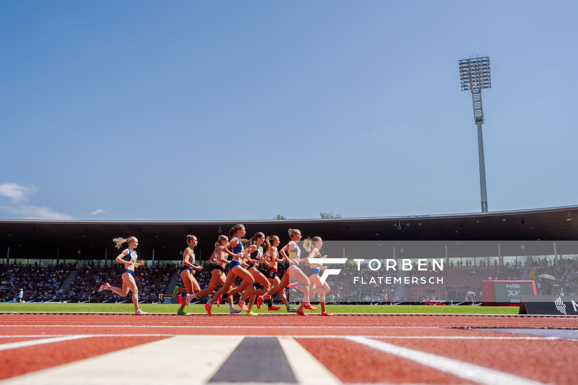 1500m Halbfinale der Frauen mit Katharina Trost (LG Stadtwerke Muenchen), Svenja Sommer (Eintracht Frankfurt e.V.), Verena Meisl (TV Wattenscheid 01), Antje Pfueller (SCC Berlin), Nadine Stricker (SG Motor Gohlis-Nord Leipzig e.V.), Jana Schluesche (VfL Eintracht Hannover), Marie Burchard (Athletics Team Karben), Sarah Schmitz (ASV Koeln), Vanessa Mikitenko (ssC Hanau-Rodenbach), Sandra Teller (Post-Sportverein Trier) während der 113. Deutschen Leichtathletik-Meisterschaften am 08.07.2023 im Auestadion in Kassel