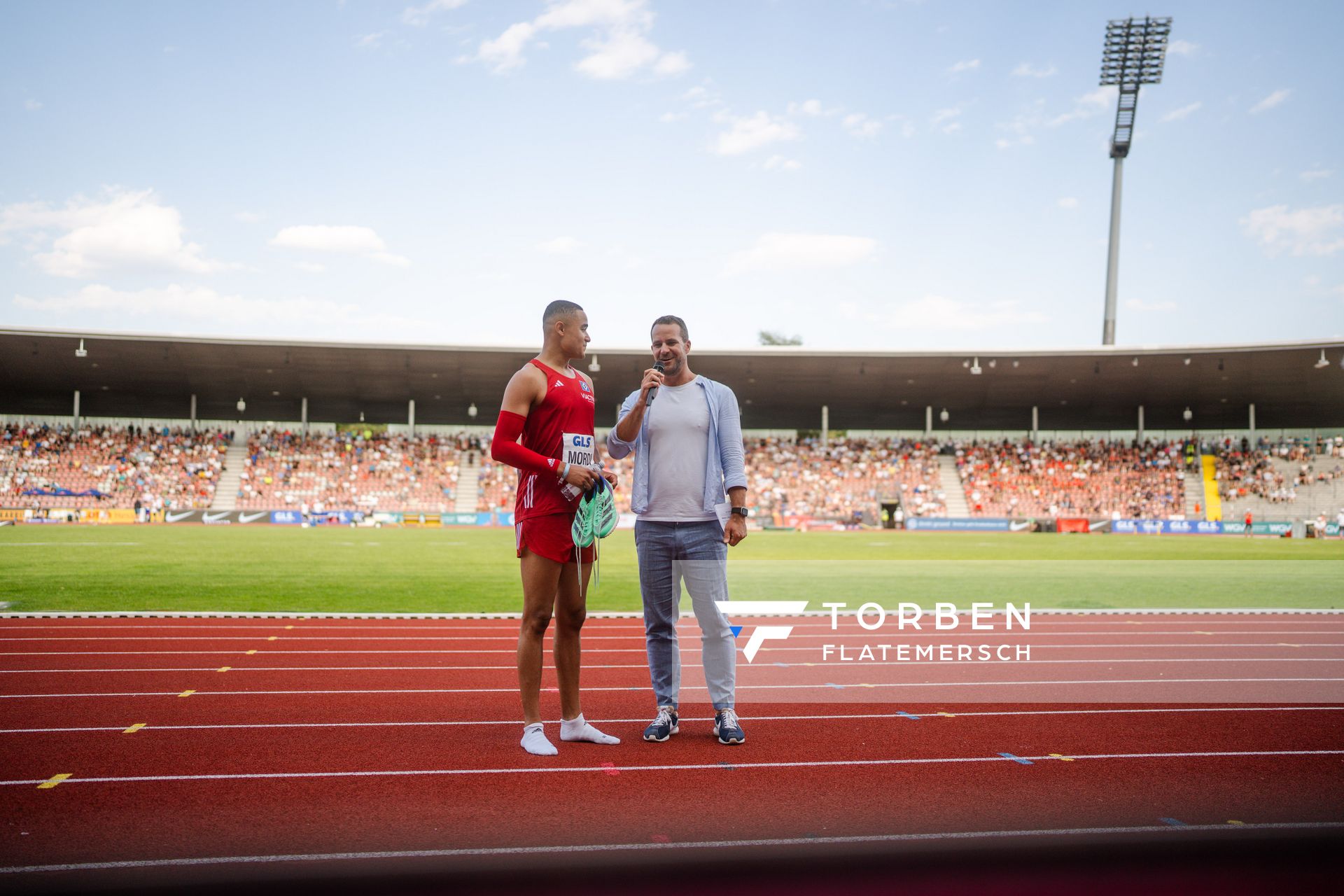 Manuel Mordi (Hamburger SV) im Interview bei Florian Michael Weber während der 113. Deutschen Leichtathletik-Meisterschaften am 08.07.2023 im Auestadion in Kassel