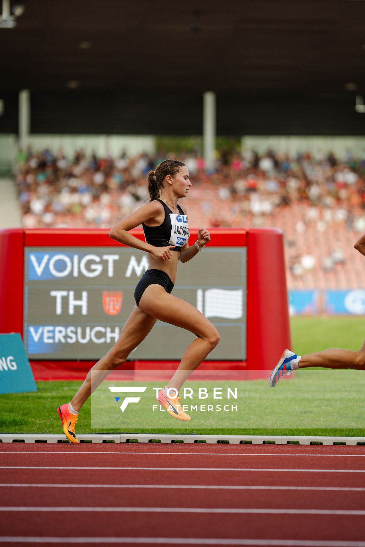 Esther Jacobitz (TK zu Hannover) ueber 5000m während der 113. Deutschen Leichtathletik-Meisterschaften am 08.07.2023 im Auestadion in Kassel