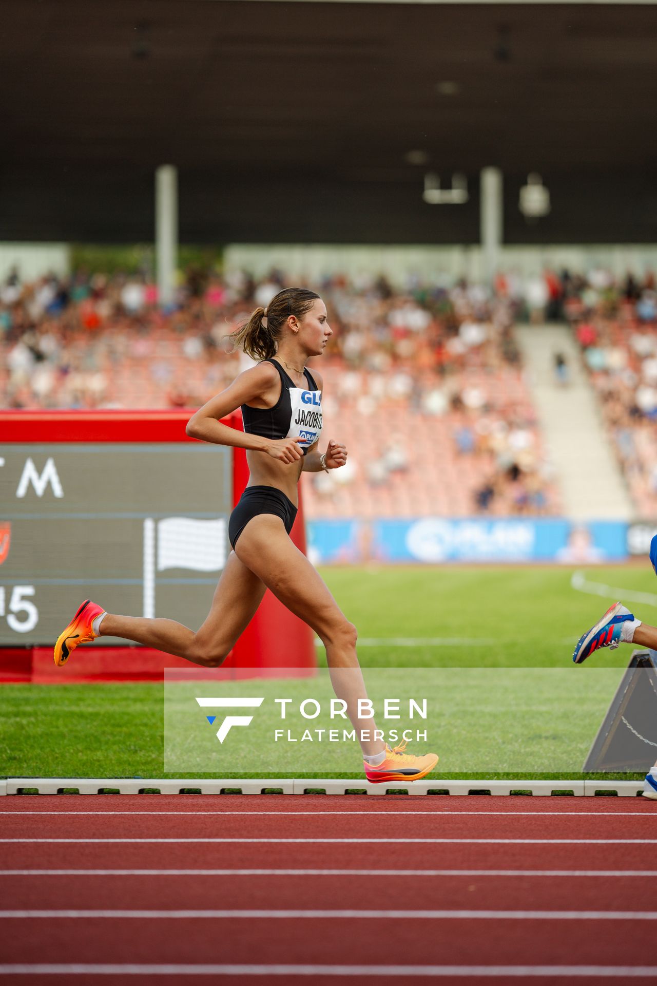 Esther Jacobitz (TK zu Hannover) ueber 5000m während der 113. Deutschen Leichtathletik-Meisterschaften am 08.07.2023 im Auestadion in Kassel