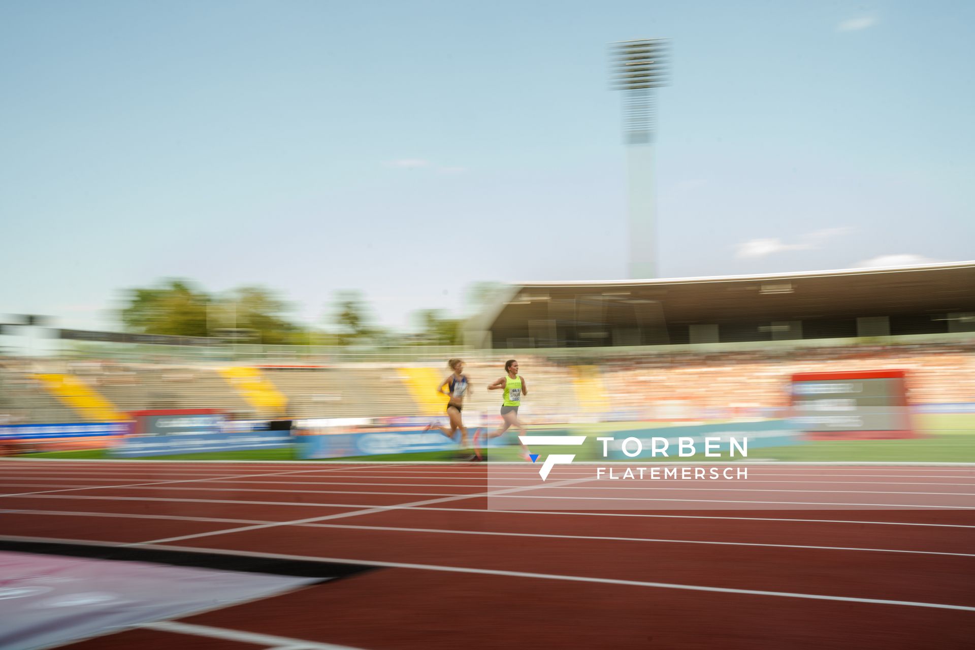 Alina Reh (SCC Berlin) vor Lea Meyer (TSV Bayer 04 Leverkusen) ueber 5000m während der 113. Deutschen Leichtathletik-Meisterschaften am 08.07.2023 im Auestadion in Kassel