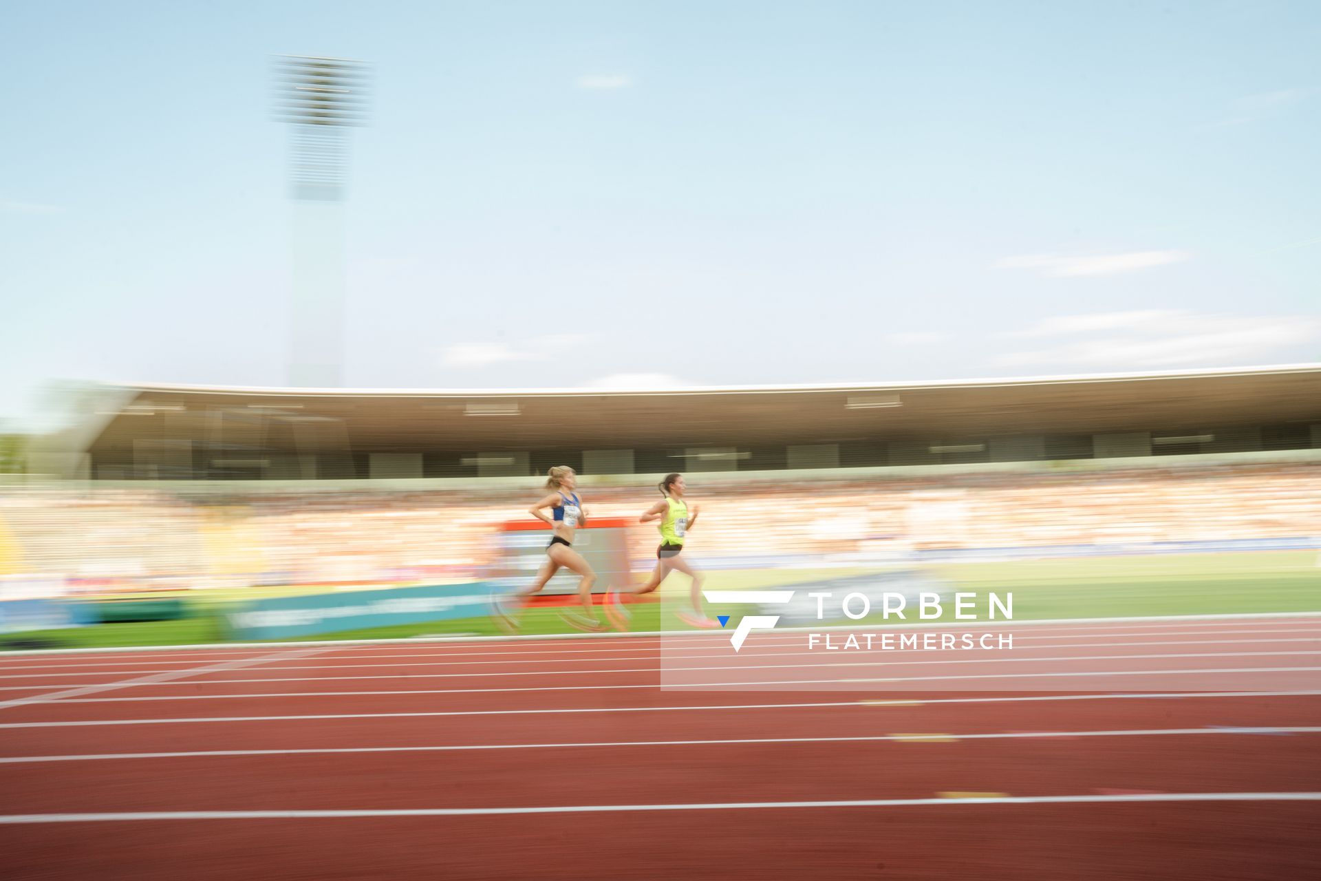 Alina Reh (SCC Berlin) vor Lea Meyer (TSV Bayer 04 Leverkusen) ueber 5000m während der 113. Deutschen Leichtathletik-Meisterschaften am 08.07.2023 im Auestadion in Kassel