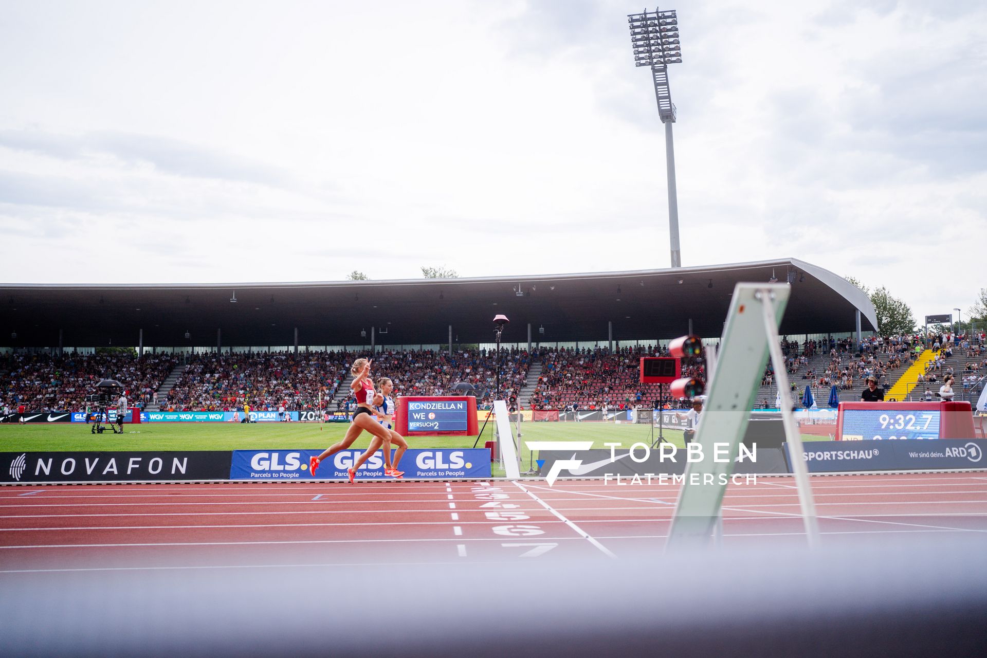 Lea Meyer (TSV Bayer 04 Leverkusen) ueber 3000m Hindernis während der 113. Deutschen Leichtathletik-Meisterschaften am 09.07.2023 im Auestadion in Kassel